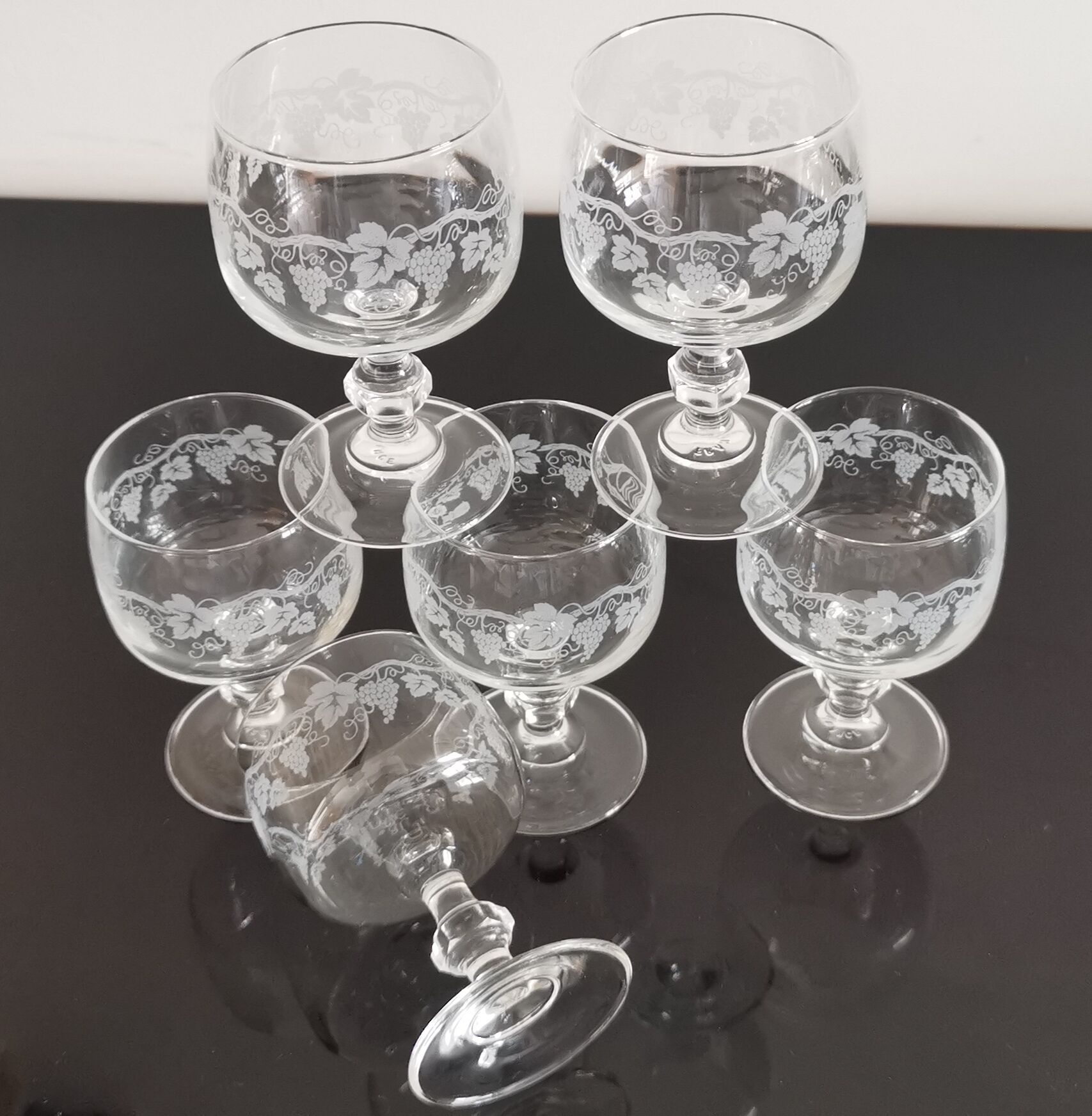Set of 6 wine glasses on feet decoration grapes and vine shoot