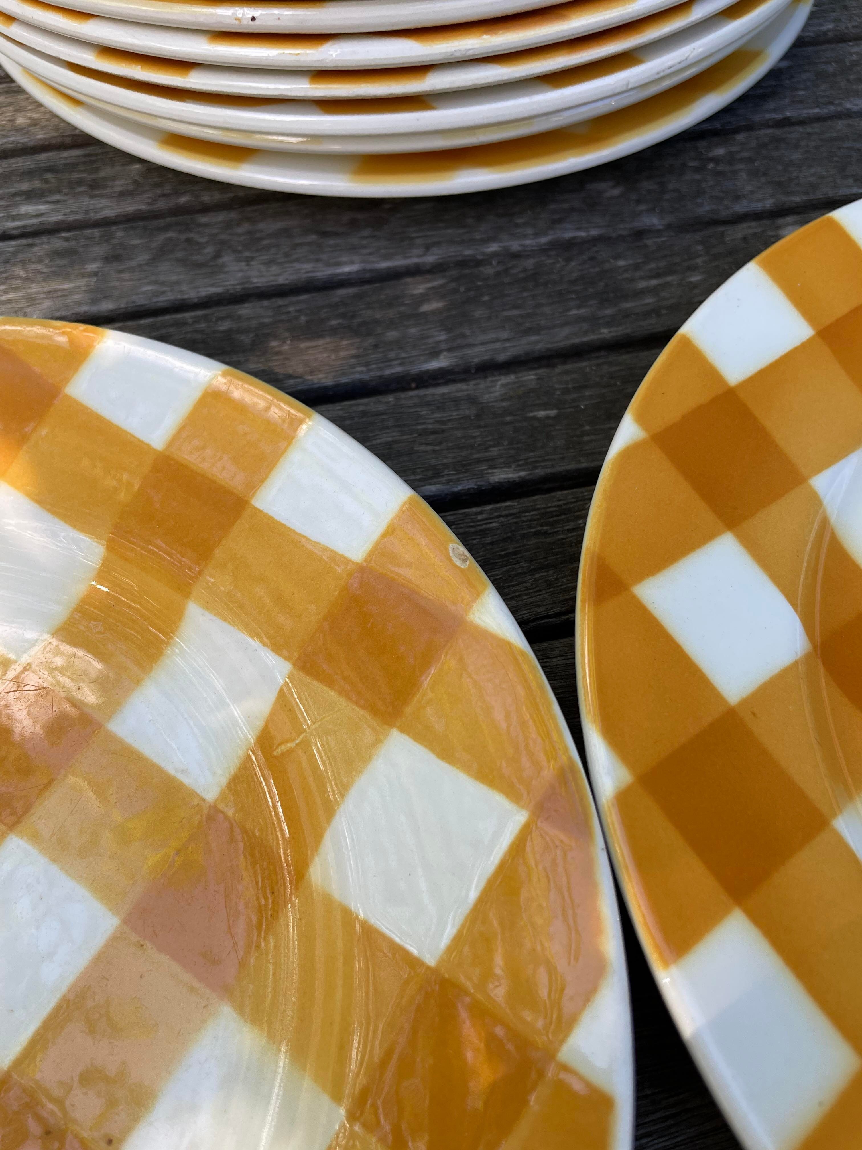 Set of nine flat ceramic plates yellow Scottish decoration in yellow/orange gridded ceramic