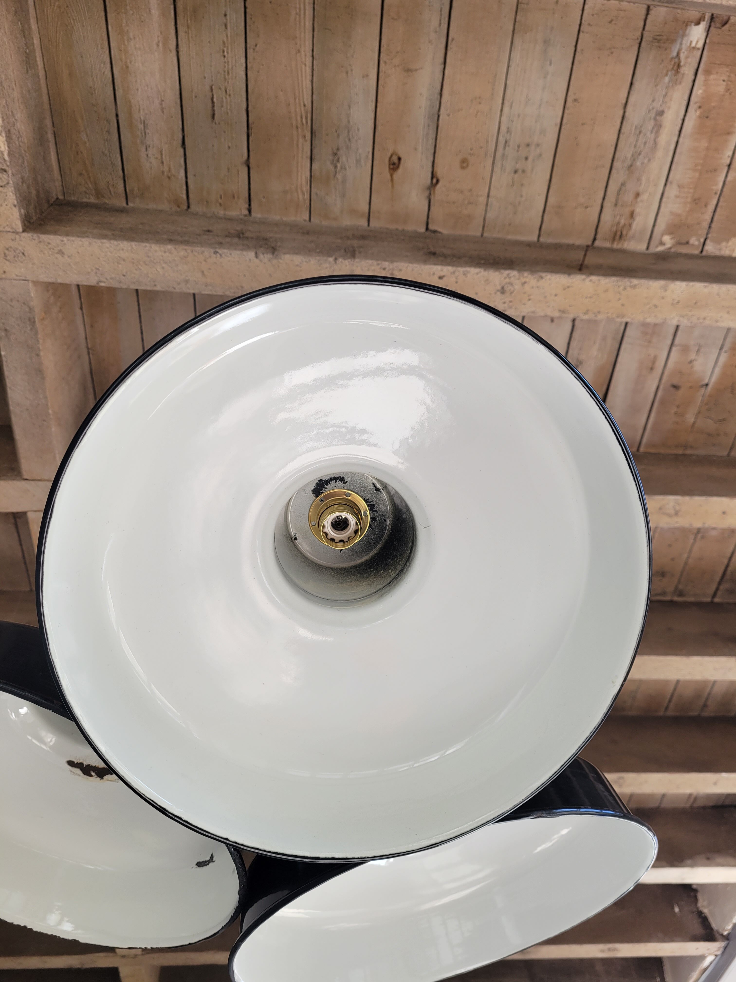 Trio of suspensions in enamelled sheet metal