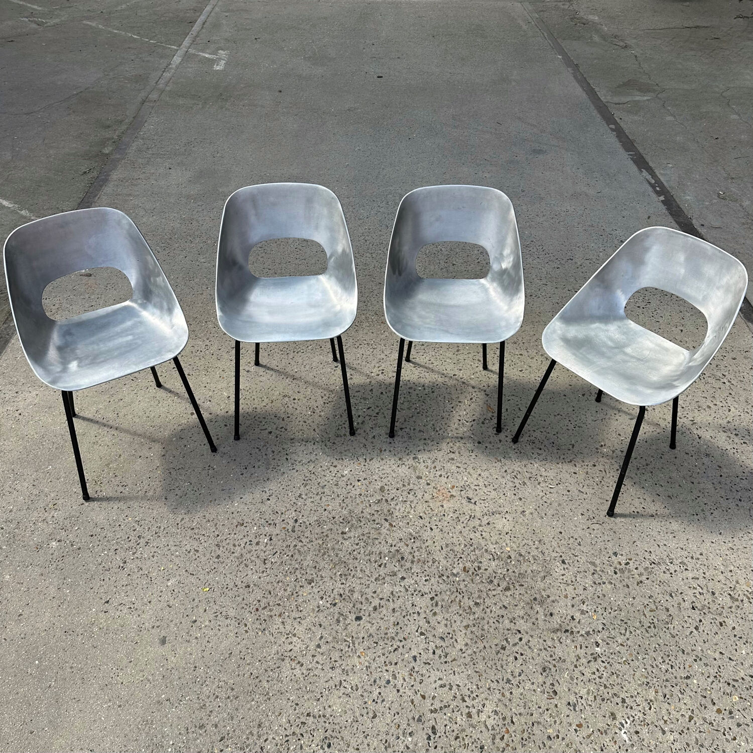 Suite de 4 chaises Tulipe par Pierre Guariche