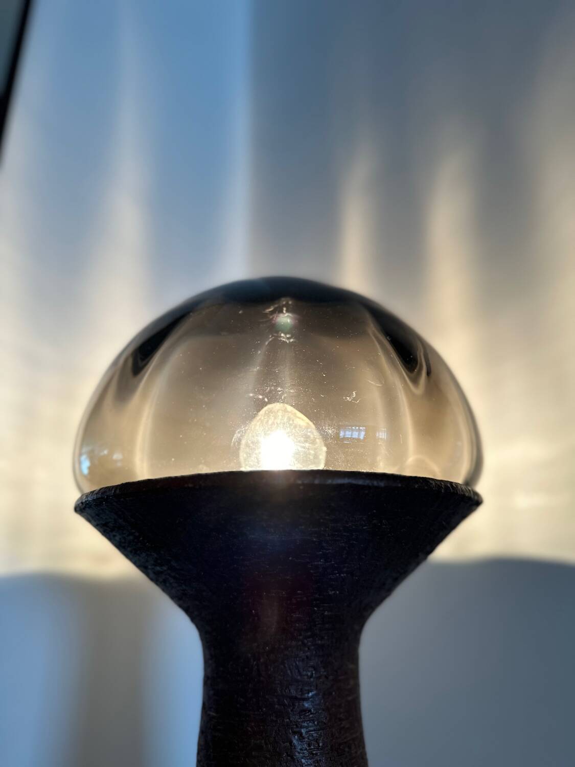 Lampe design brutaliste en céramique