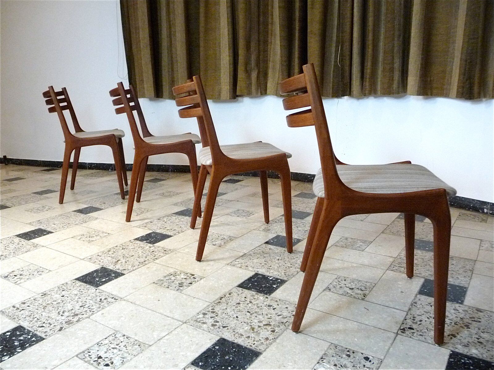 Ensemble de 4 chaises de salle à manger en teck scandinaves modernes, Danemark années 1960.