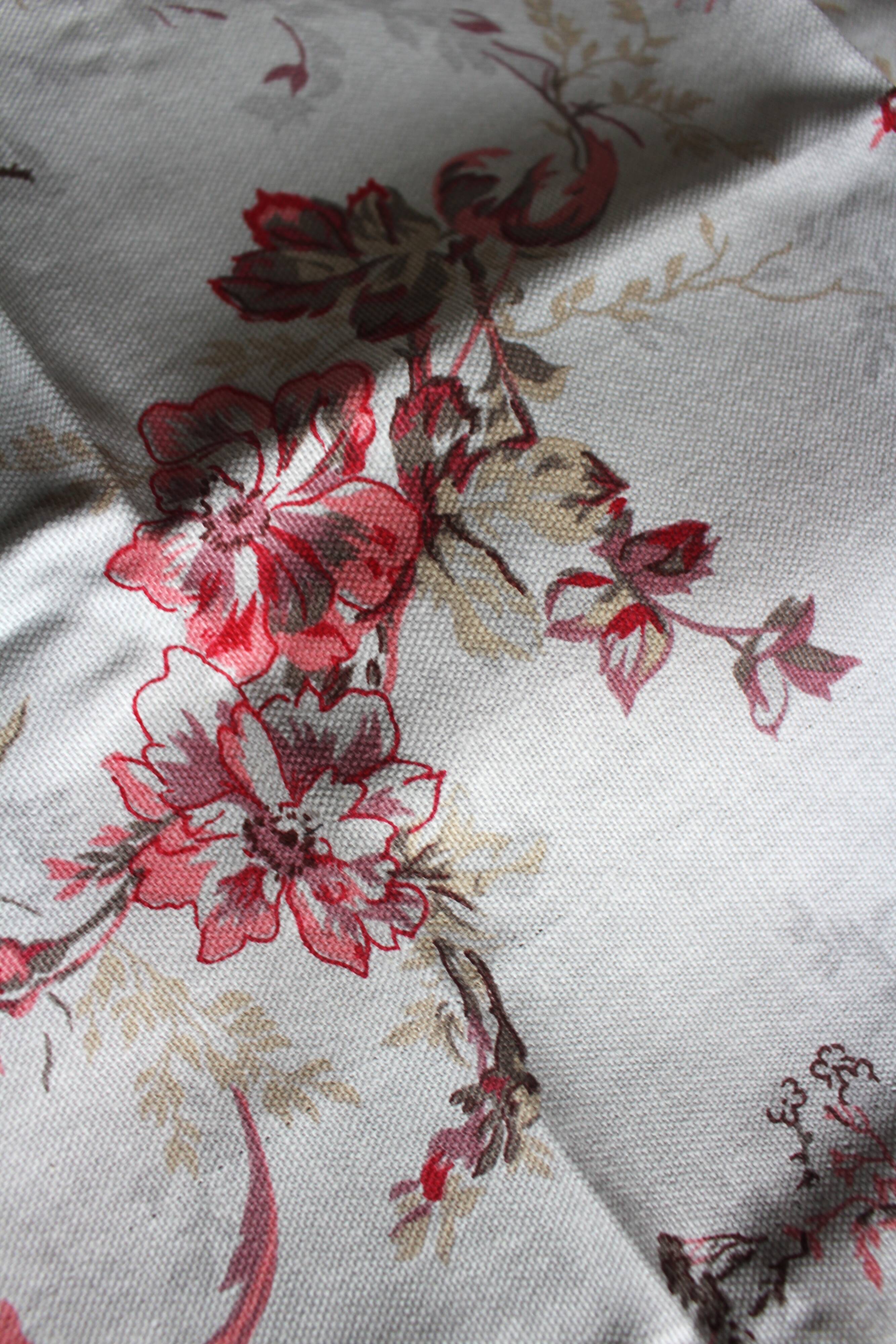 A set of 4 romantic floral polka dot napkins.