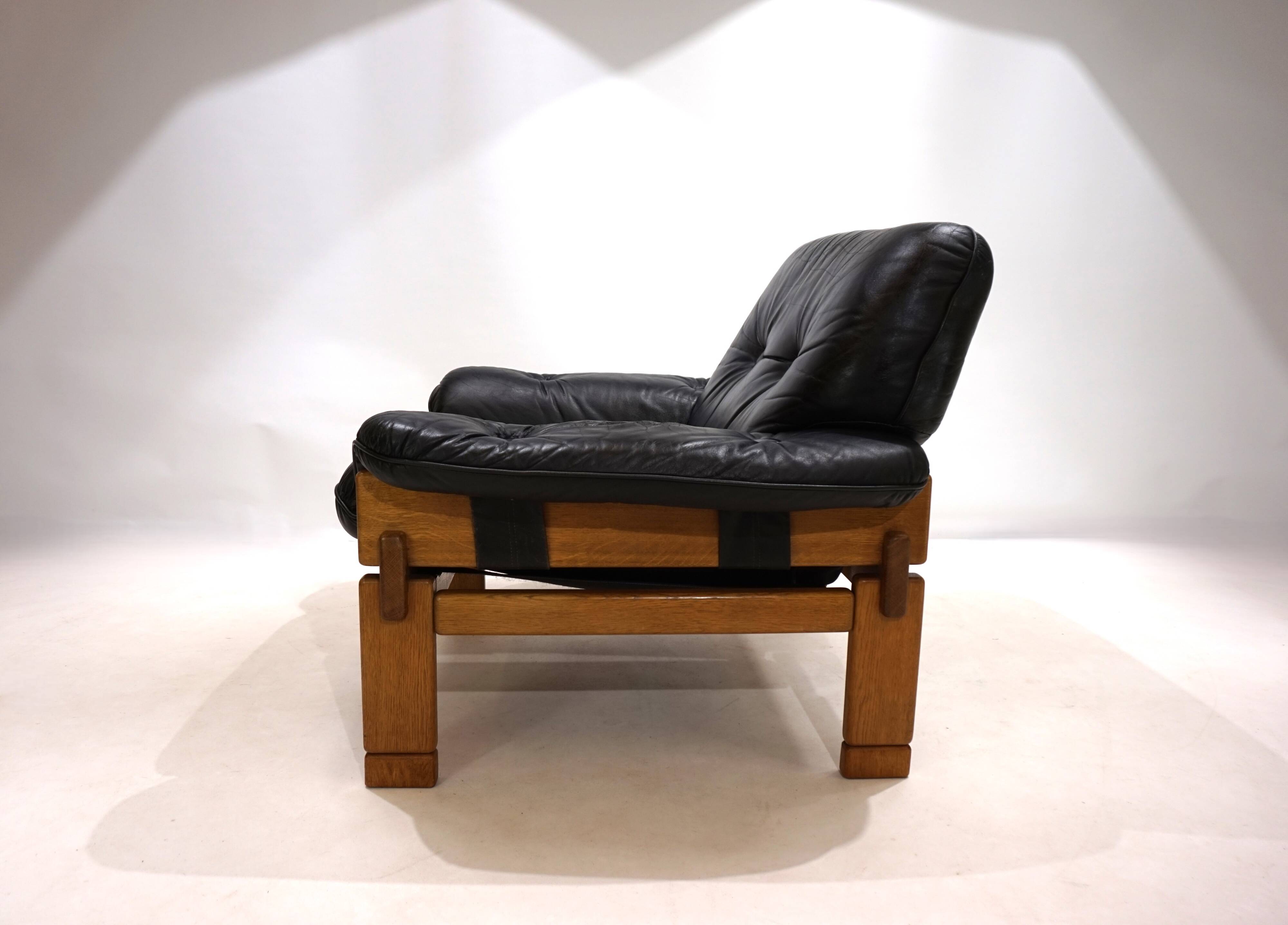 Fauteuil brutaliste cuir et chêne, 1960