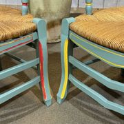 Paire de fauteuils rustiques en hêtre et assises paille