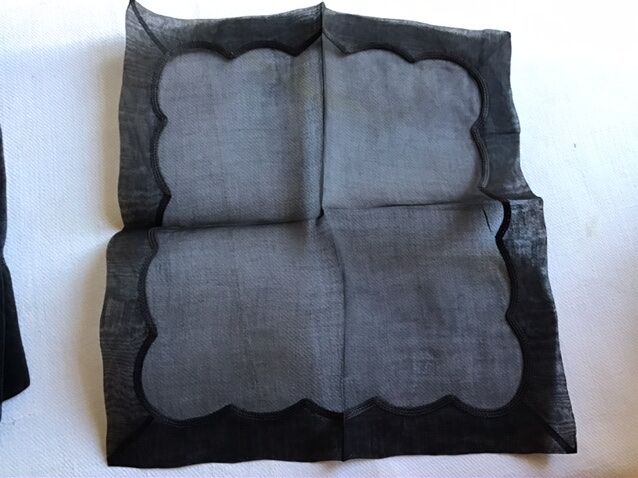 Black nape and towels in organdi