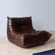 Fauteuil Togo en cuir brillant marron foncé