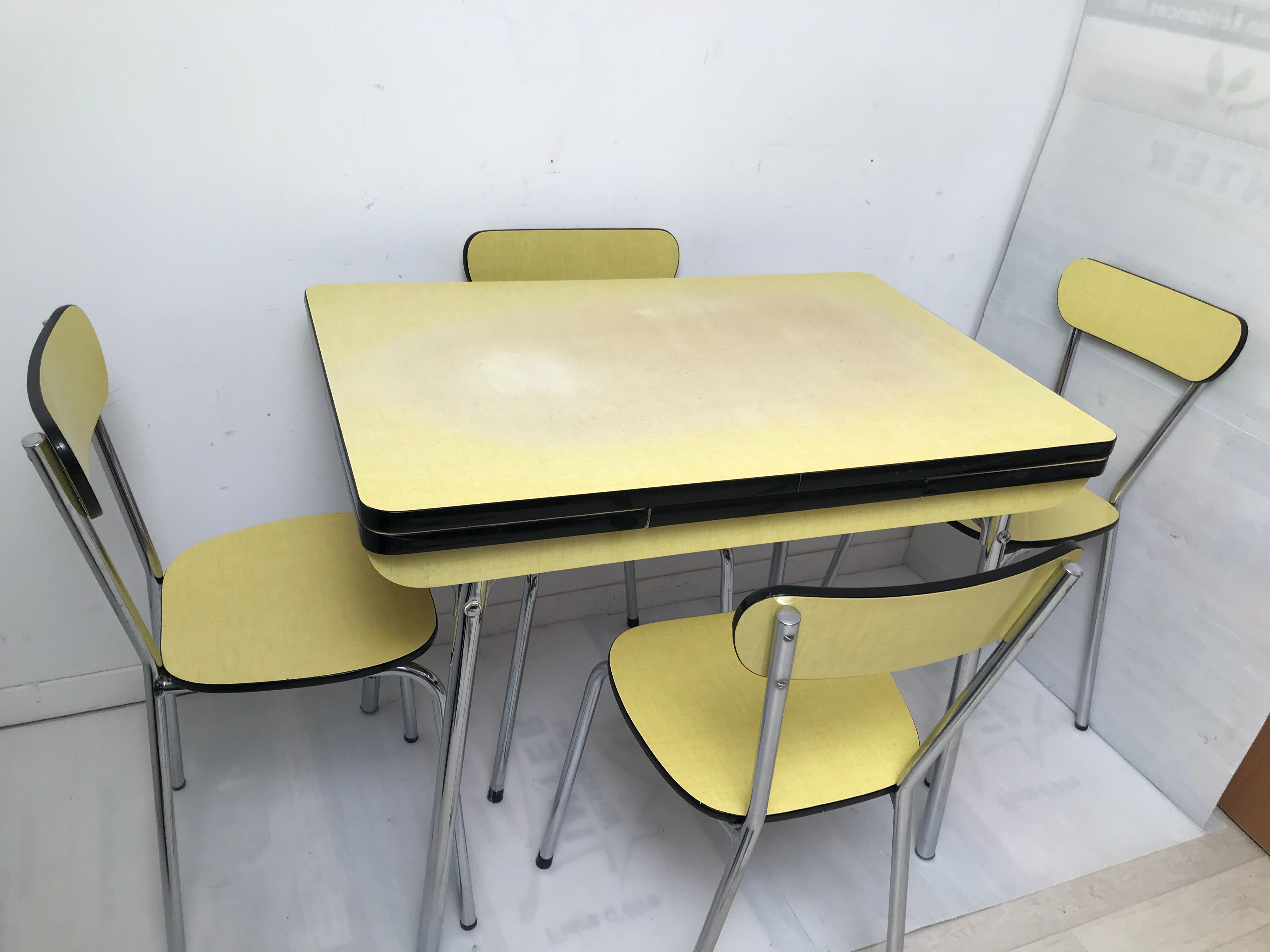 Table en formica jaune moutarde  des années 50- 60