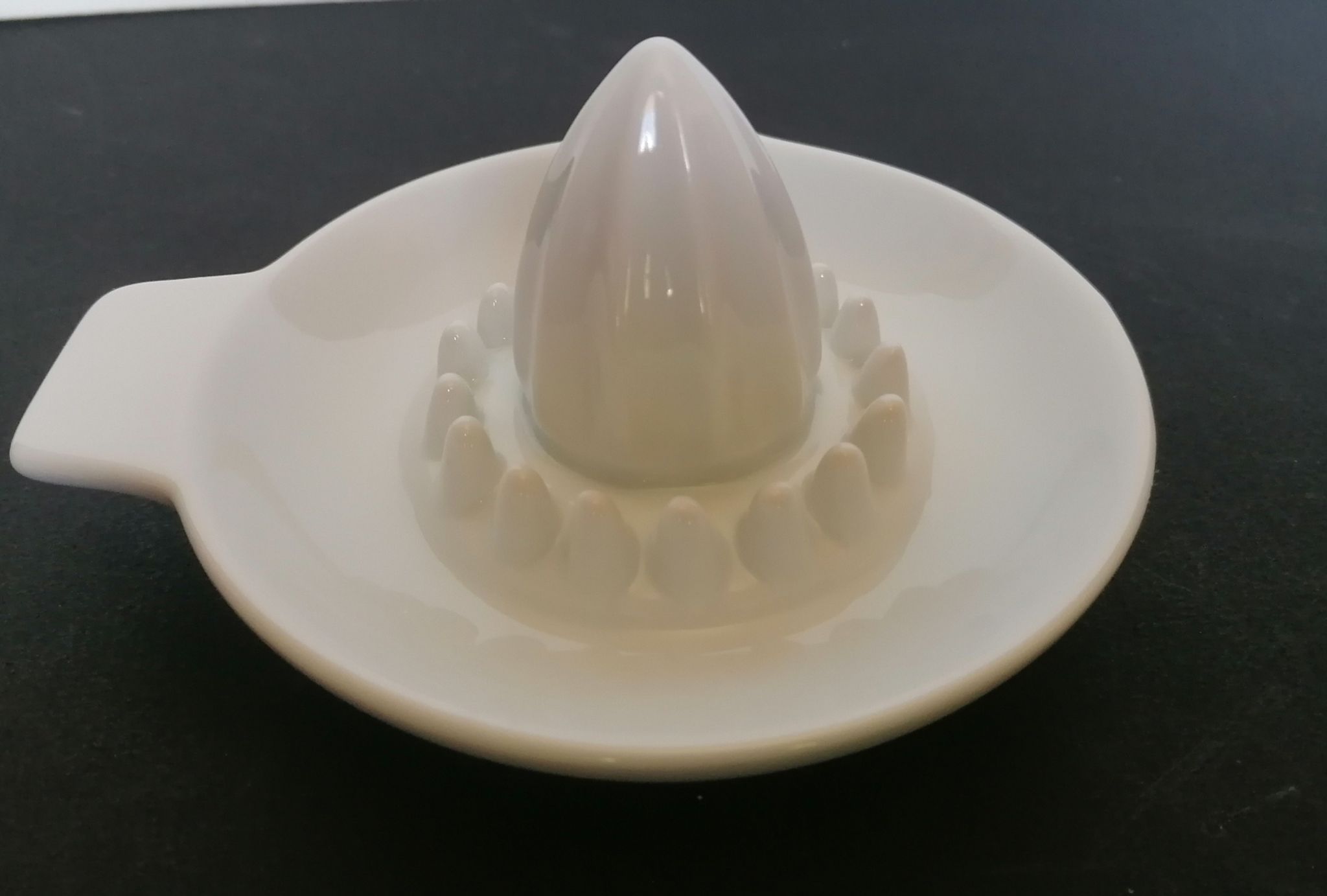 Presse agrume porcelaine blanche ancienne
