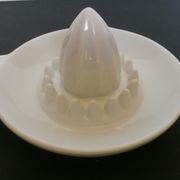 Presse agrume porcelaine blanche ancienne