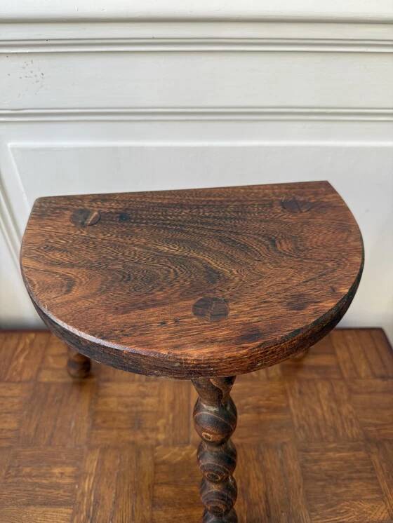 Tabouret de traite ancien style brutaliste tripode en bois tourné