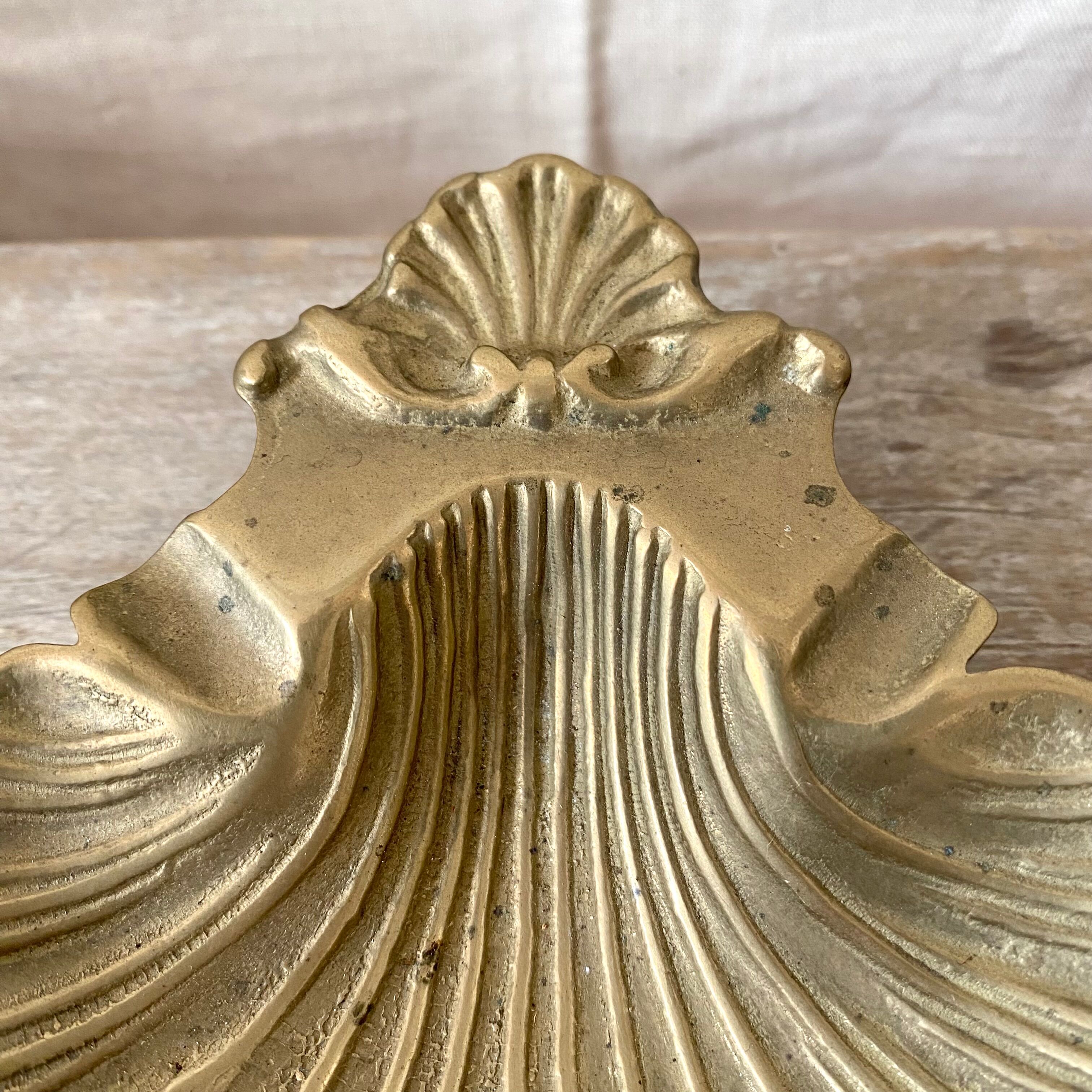 Shell ashtray, scallop shell in brass.