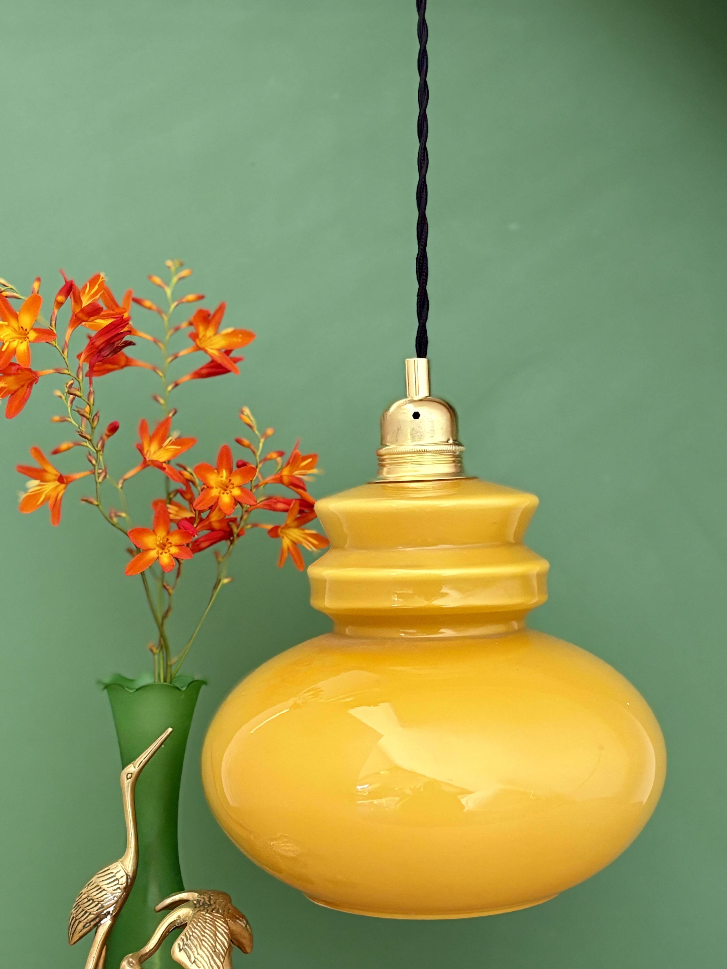 Suspension globe vintage en opaline ocre