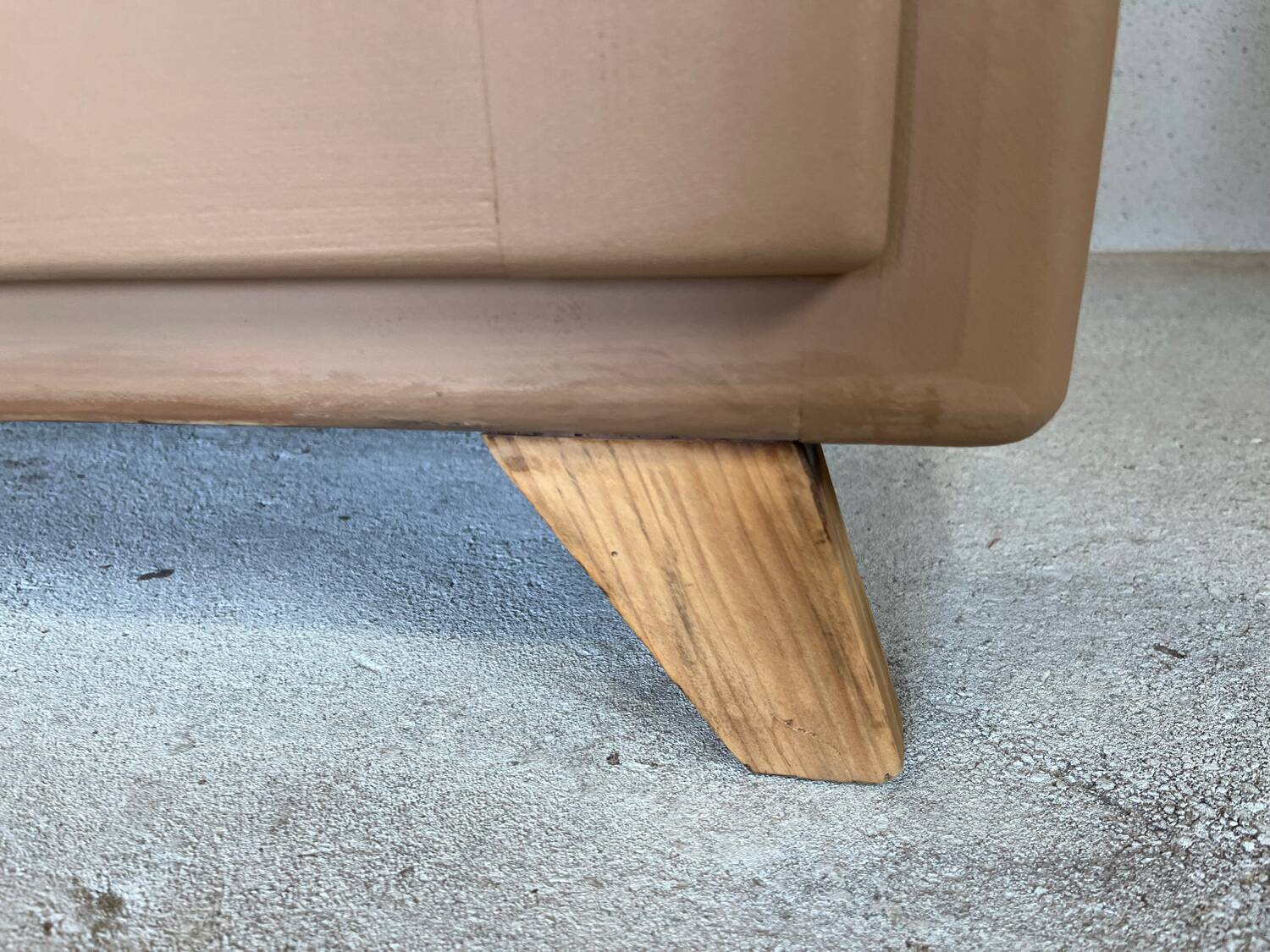 Parisian wardrobe with compass feet