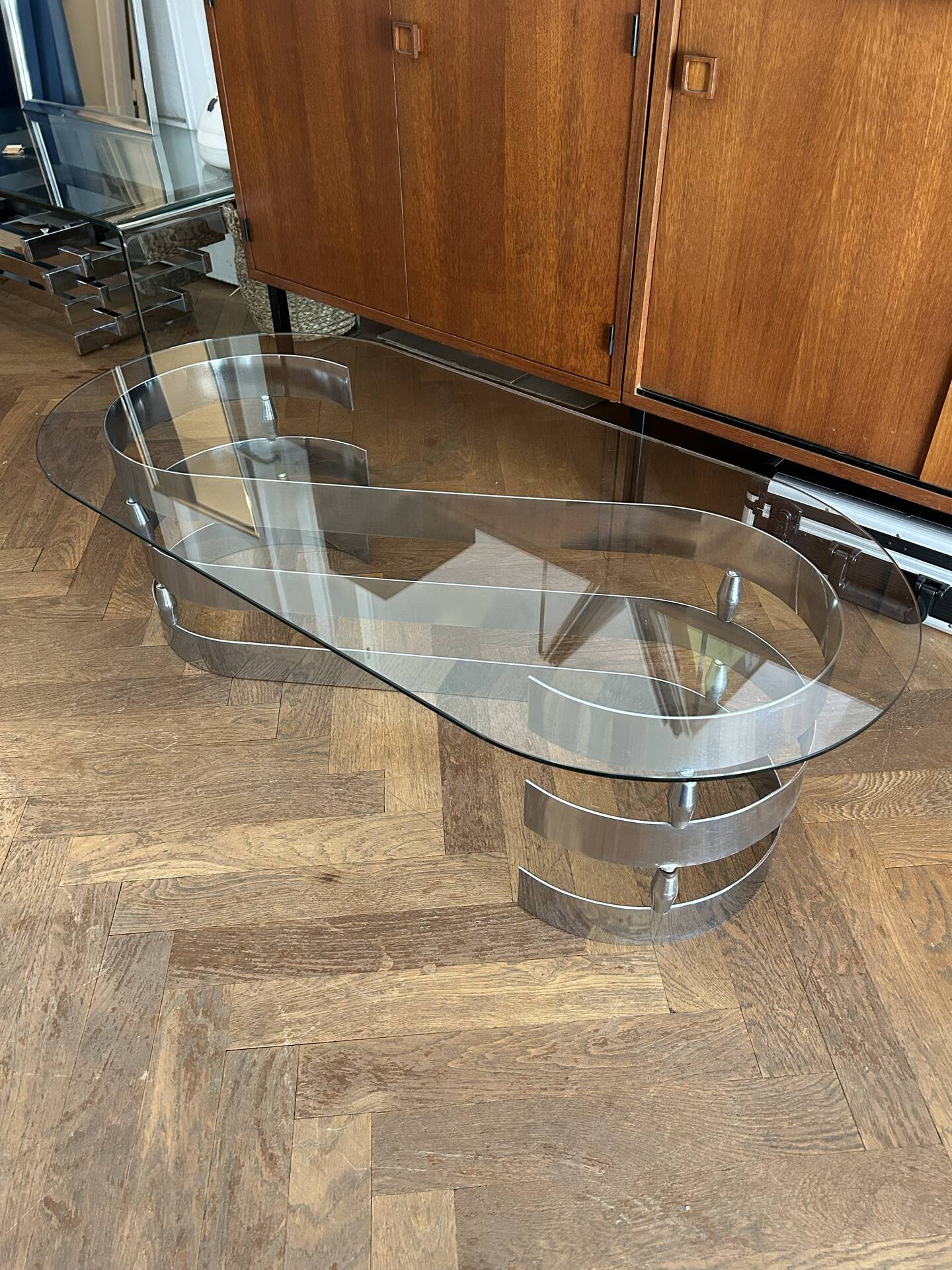 Table basse ovale design années 70 en verre et pieds chromé « S »