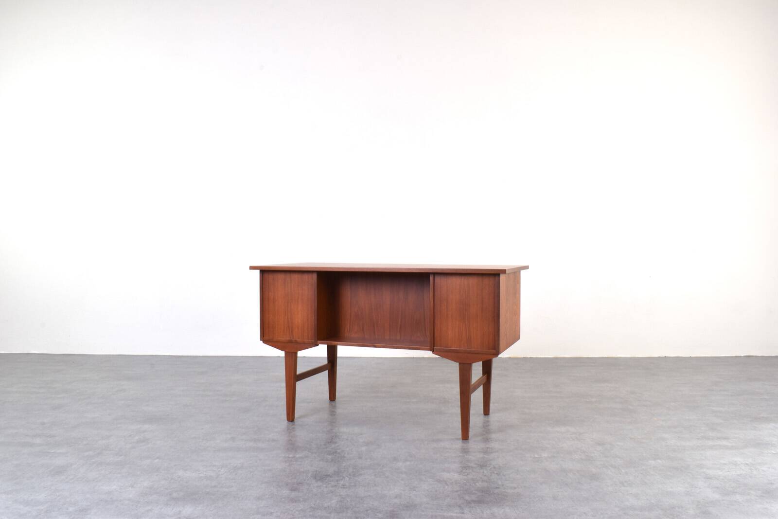 Bureau exécutif en teck danois des années 1960.