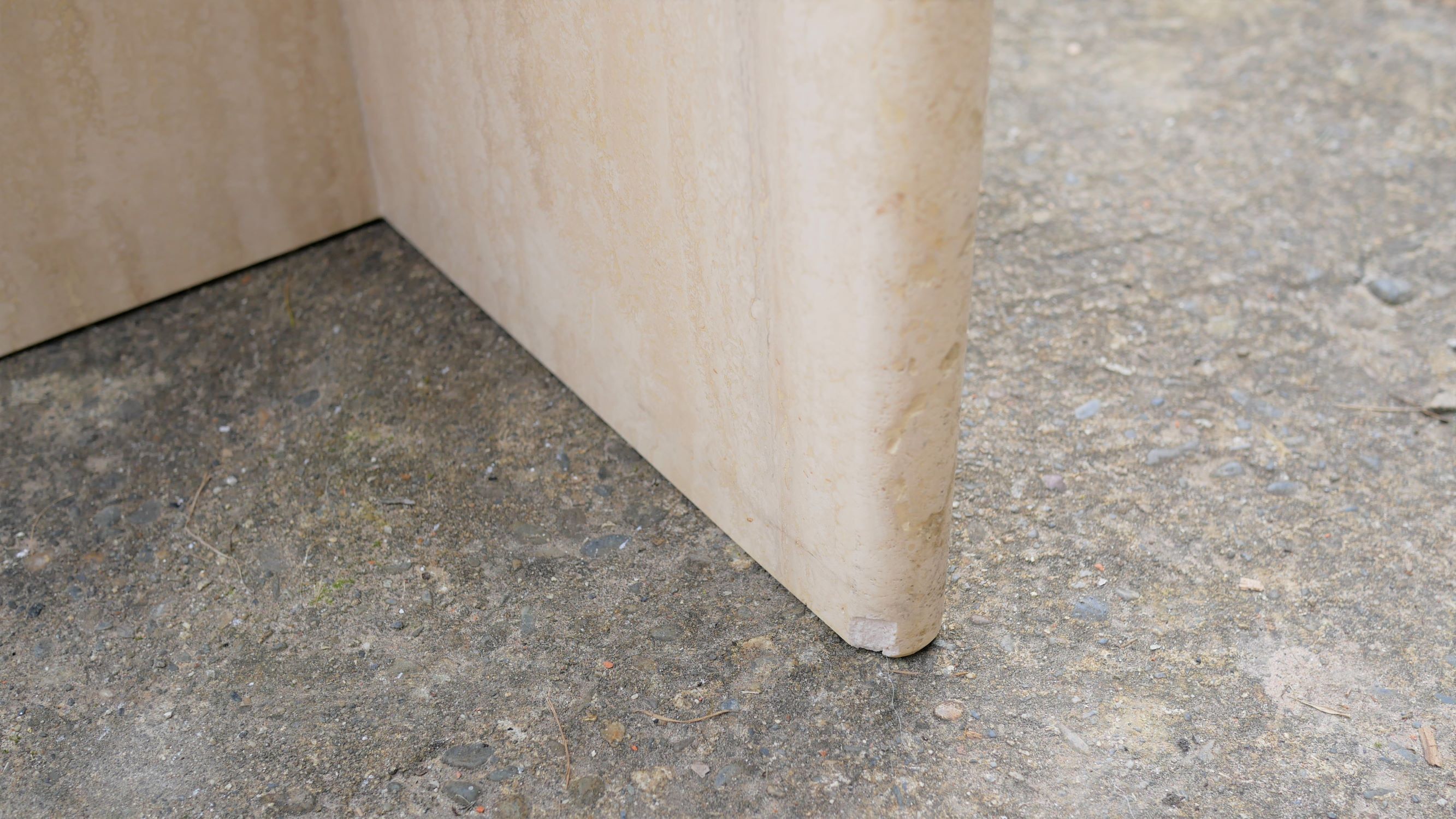 Table basse vintage en travertin par les éditions Roche Bobois