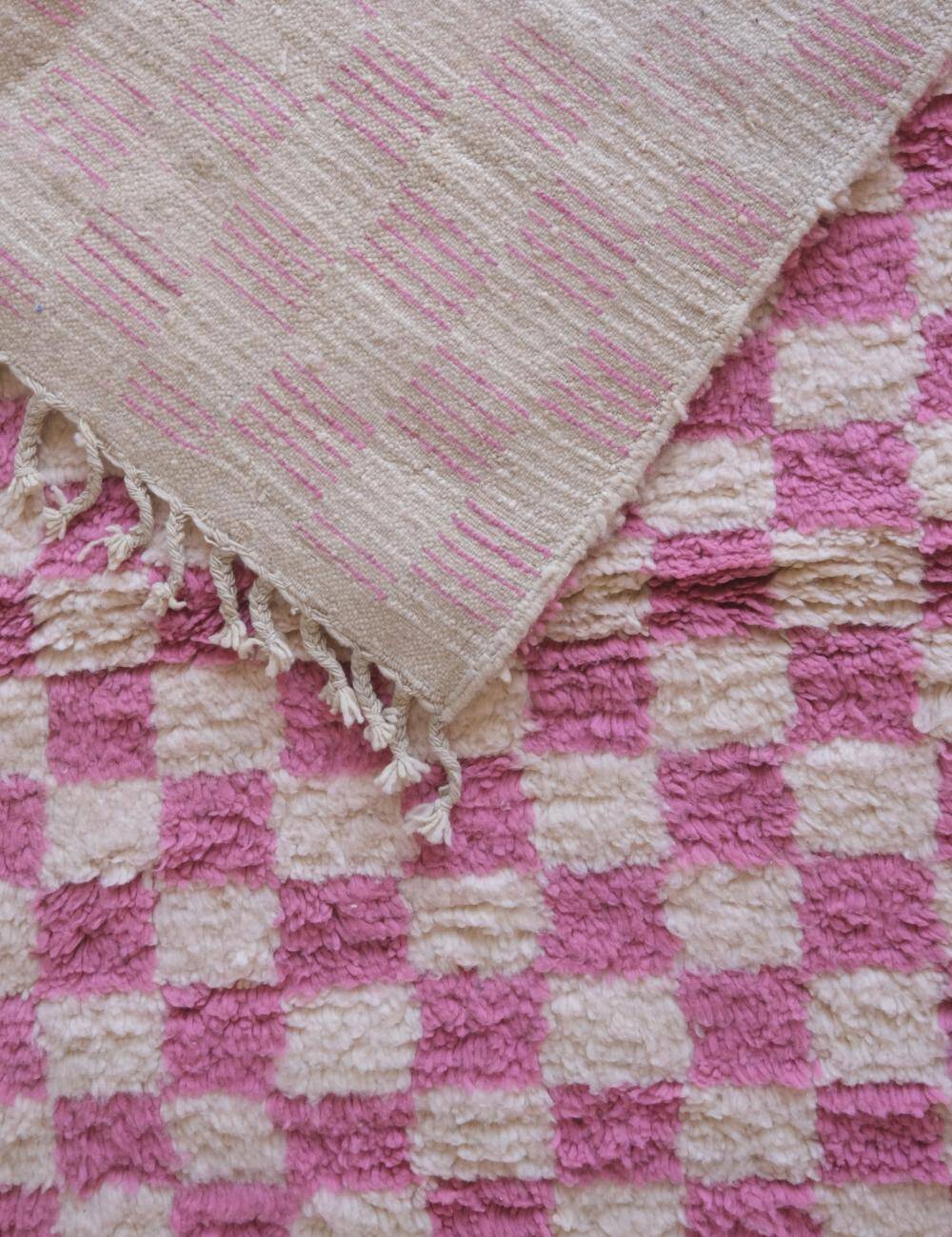 Pink checkered rug - 292 x 217 cm
