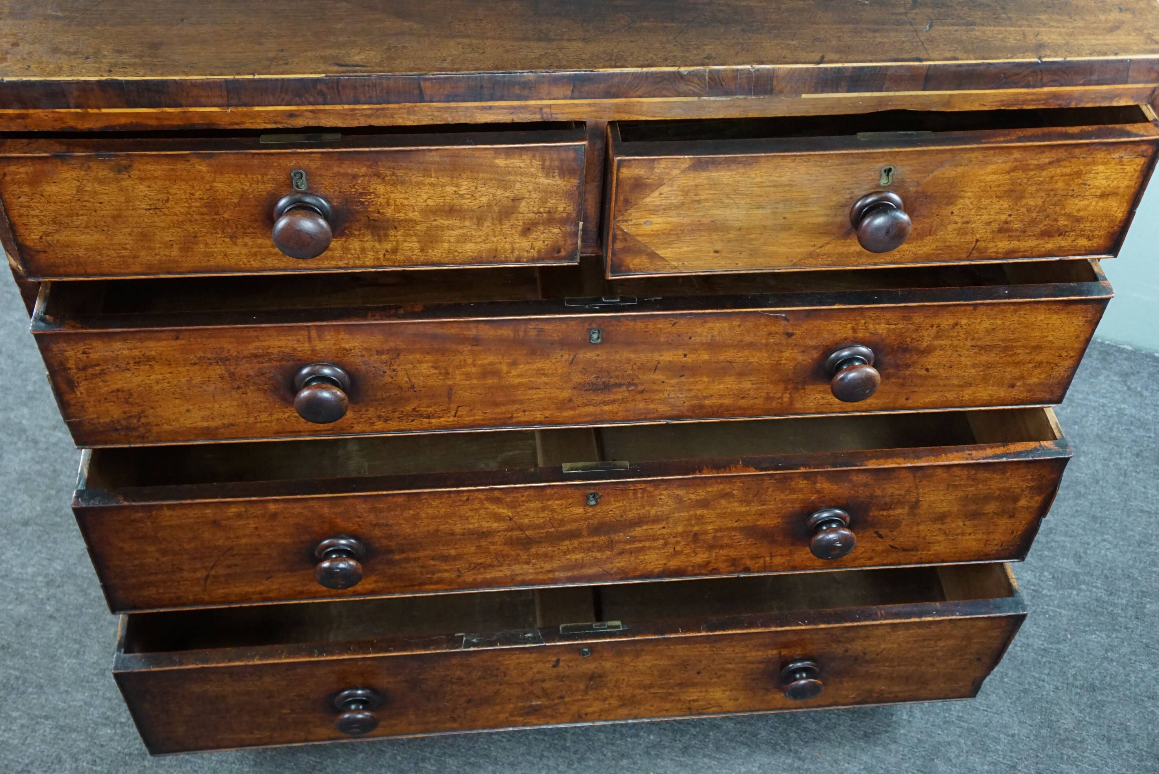 Commode antique anglaise robuste en acajou avec 5 tiroirs du milieu du 19ème siècle