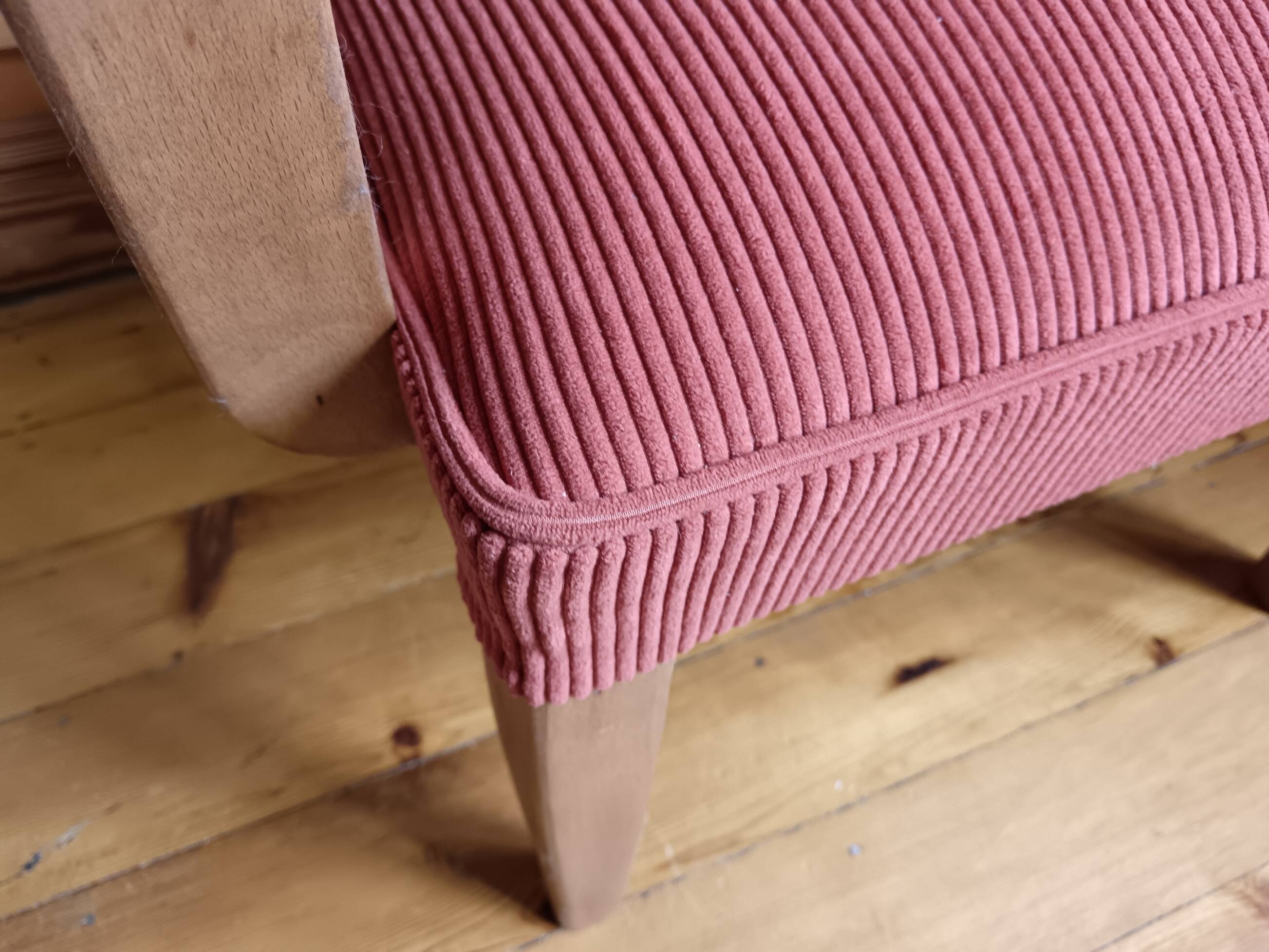 Refurbished bridge chair in red velvet