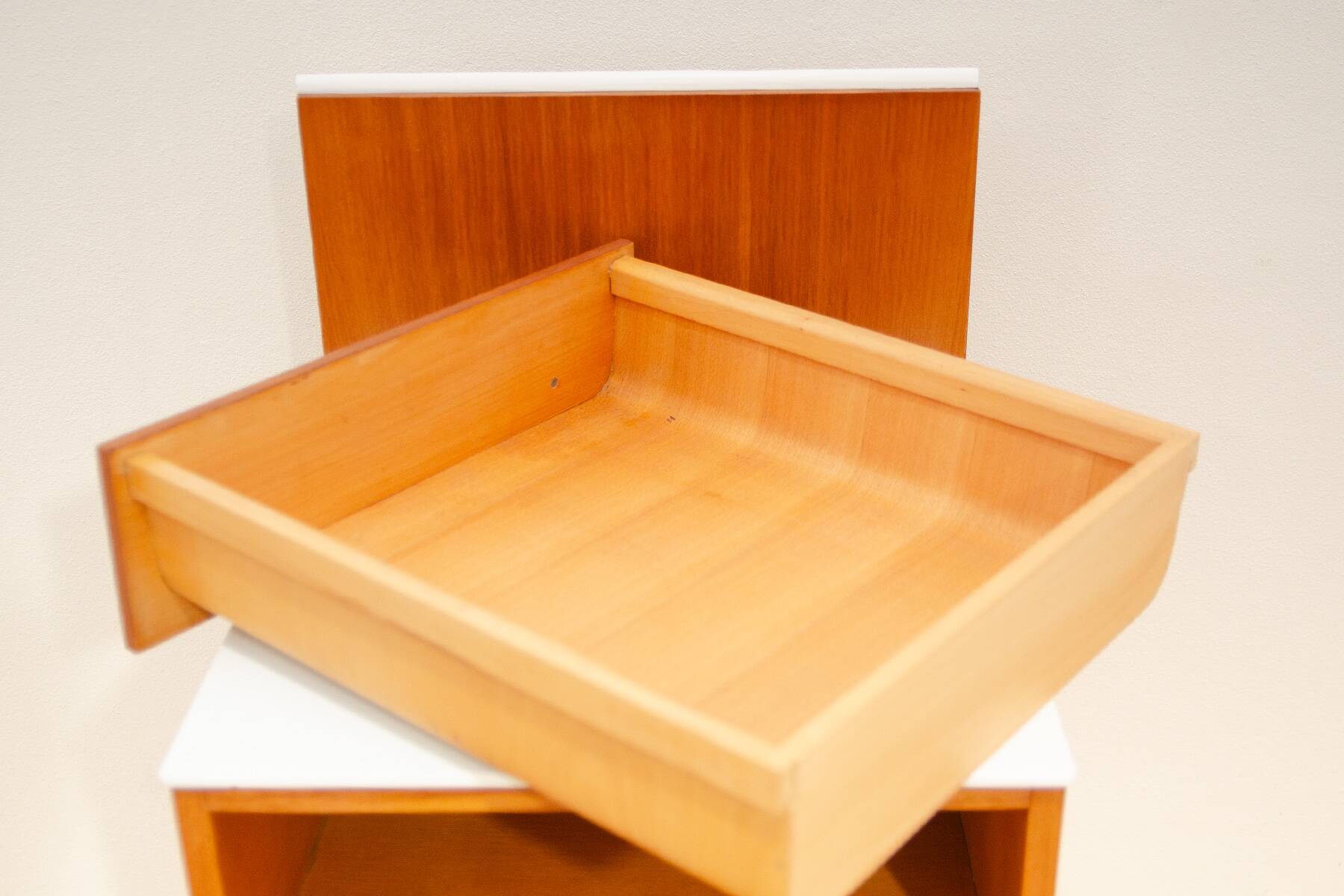 Table de nuit du milieu du siècle entièrement rénovée par Mojmír Požár, années 1960, Tchécoslovaquie
