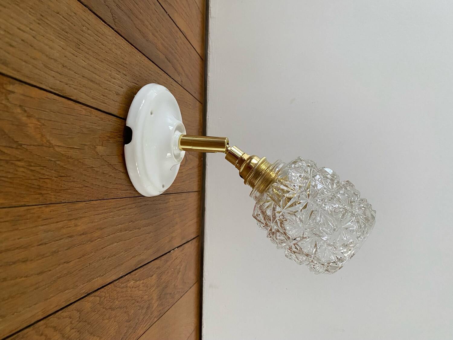 Paire d’appliques murales avec globes vintage en verre