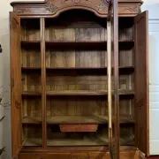 Bibliothéque Style Louis XV Rocaille en noyer sculpté