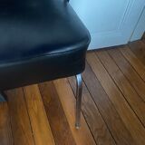 Chaise en skaï noir