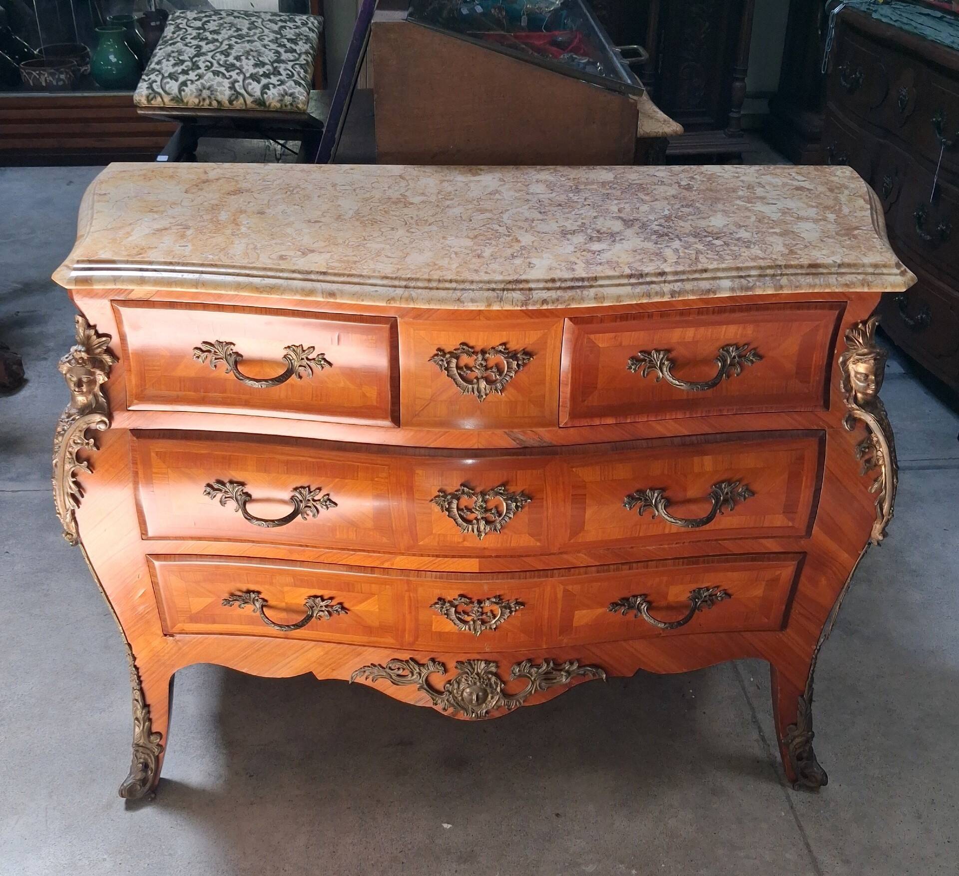 Commode Galbée De Style Louis XV En Marqueterie, Plateau De Marbre