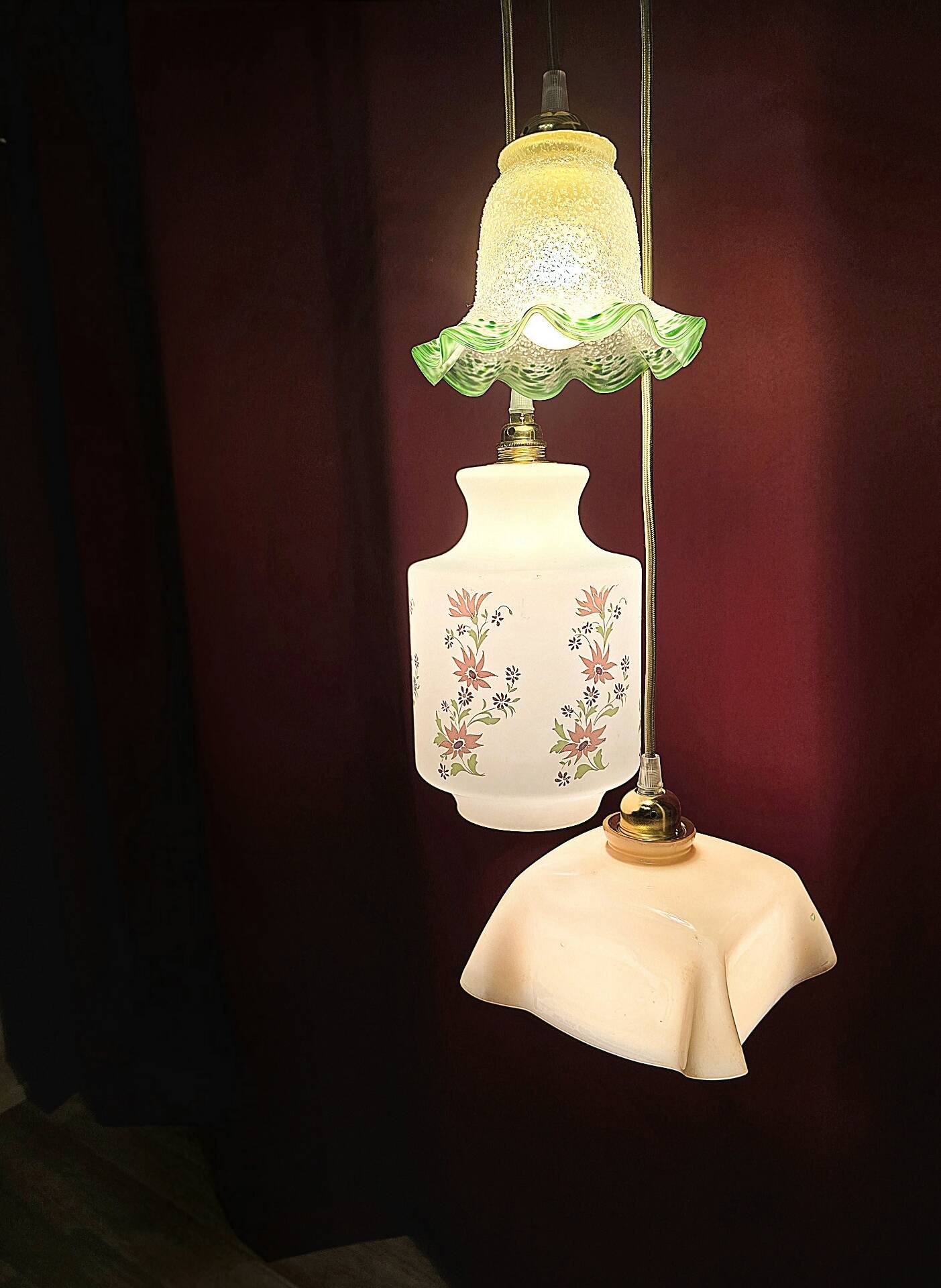 Vintage 3-light suspension, glass and opaline.