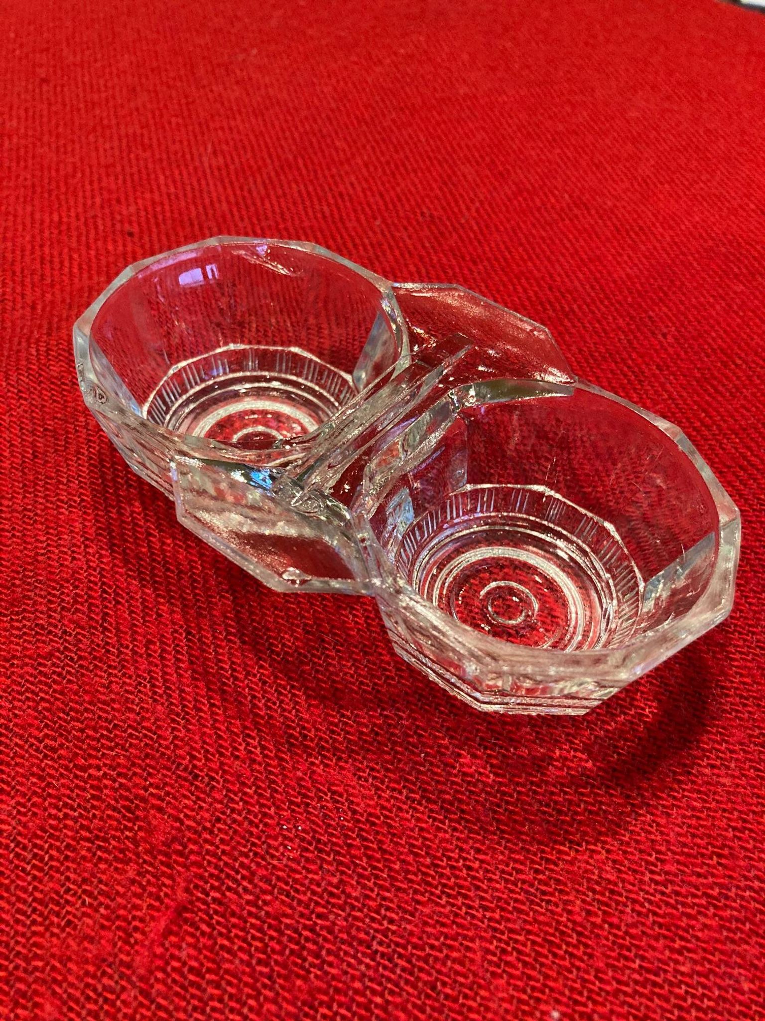 Retro salt and pepper shaker set, made of molded glass