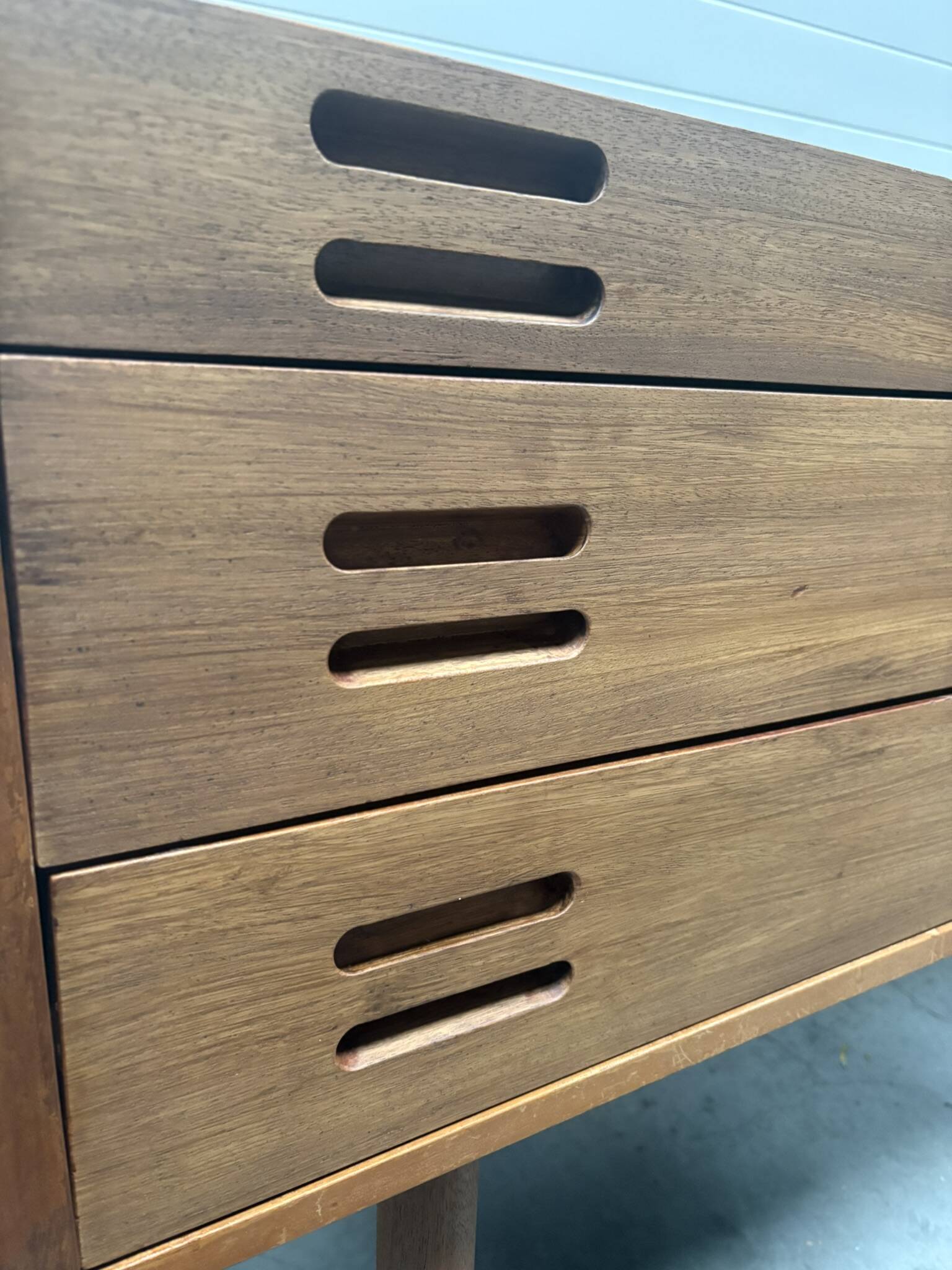 Bureau Scandinave midcentury à caisson et finition acajou