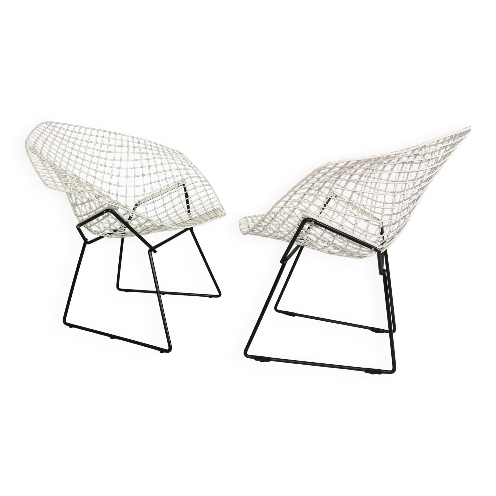 Set of two Diamond chair by Harry Bertoia in white & black metal. 1960s