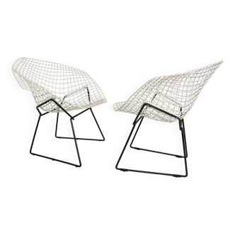 Set of two Diamond chair by Harry Bertoia in white & black metal. 1960s