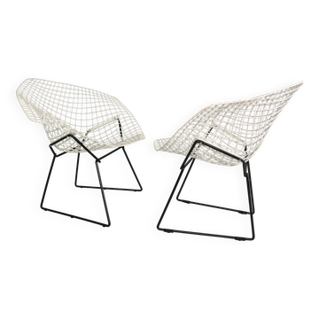 Set of two Diamond chair by Harry Bertoia in white & black metal. 1960s