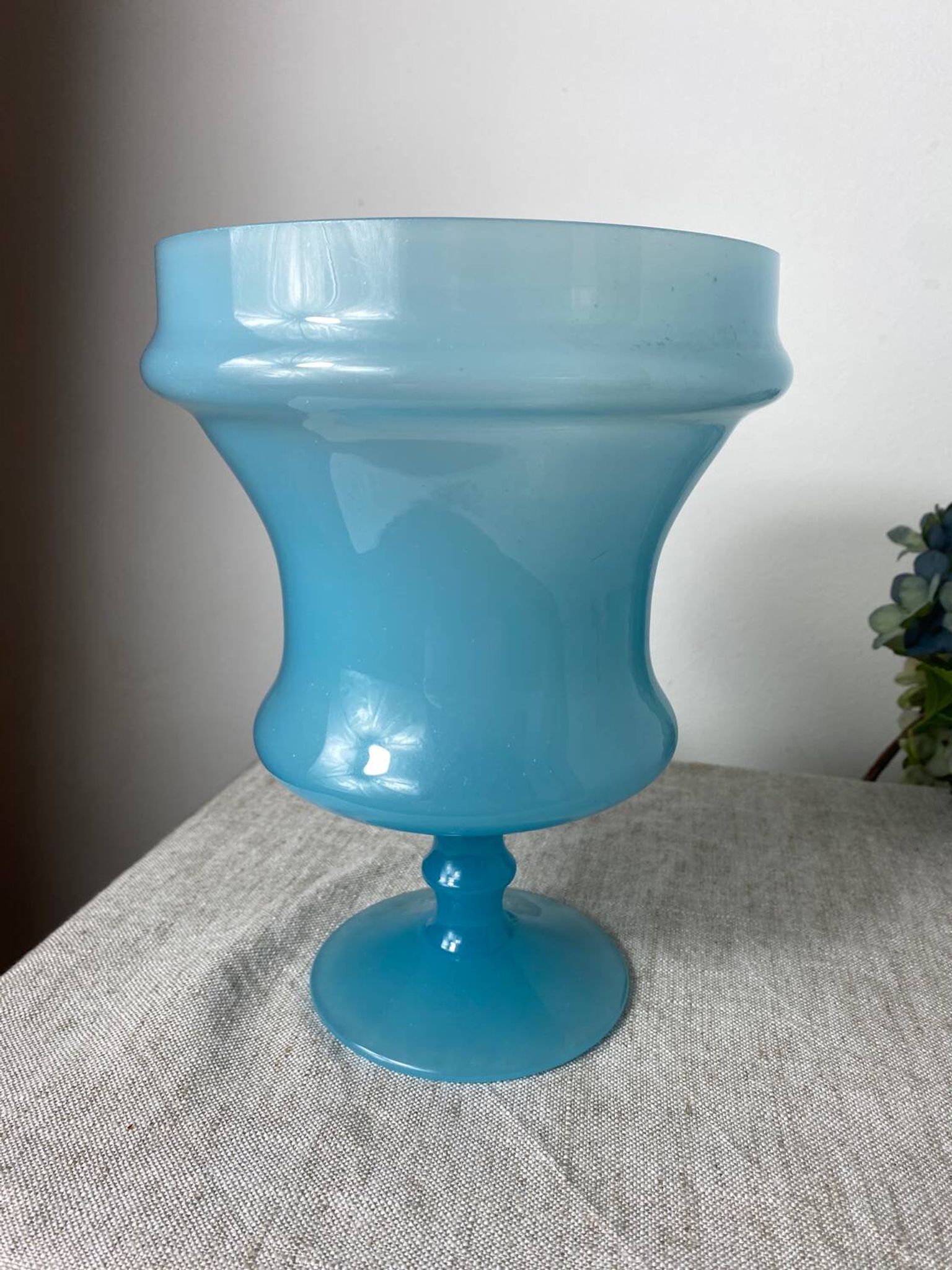 Vase vintage en opaline bleue
