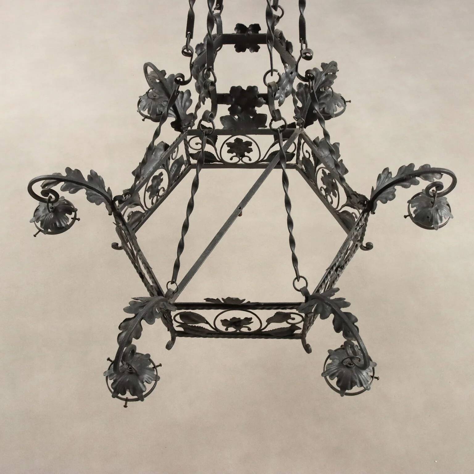 Lustre ancien en fer forgé décoré, Italie, XXe siècle