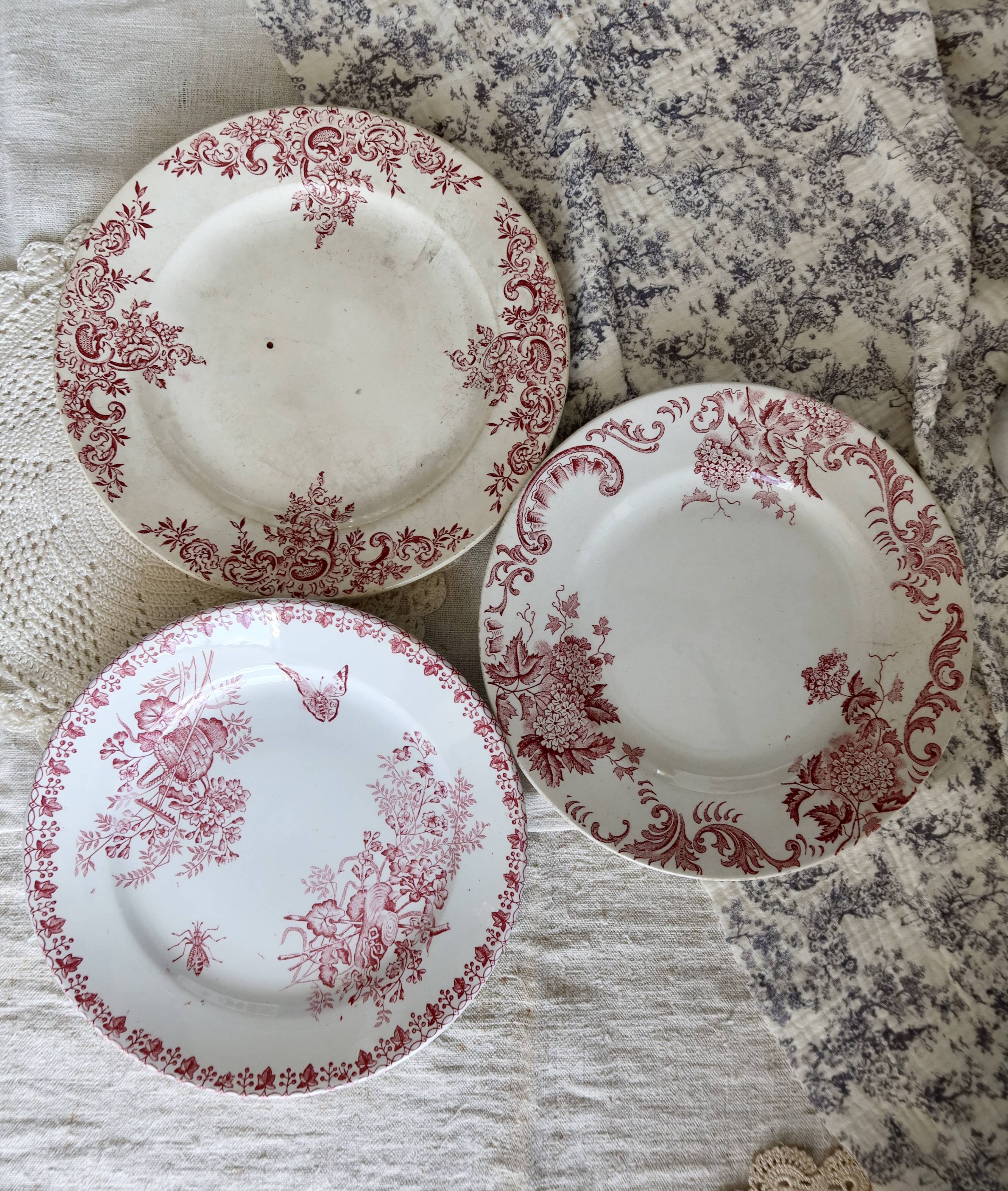 3 assiettes plates antiques dépareillées terre de fer rouge