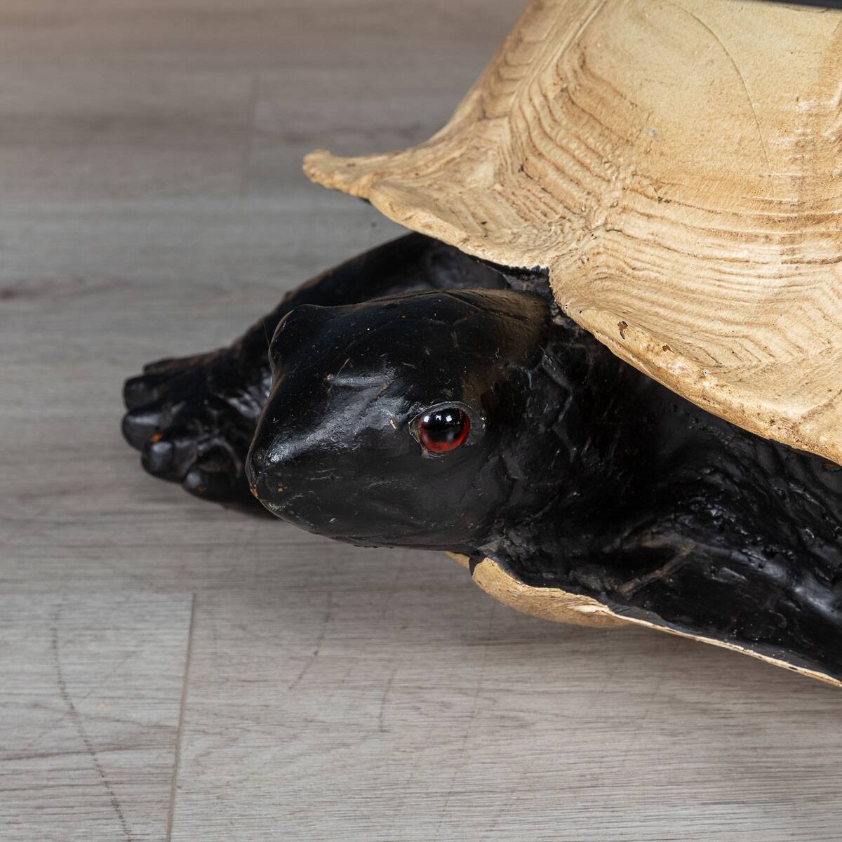 TABLE BASSE INUSITÉE EN FORME DE TORTUE PAR ANTHONY REDMILE, LONDRES