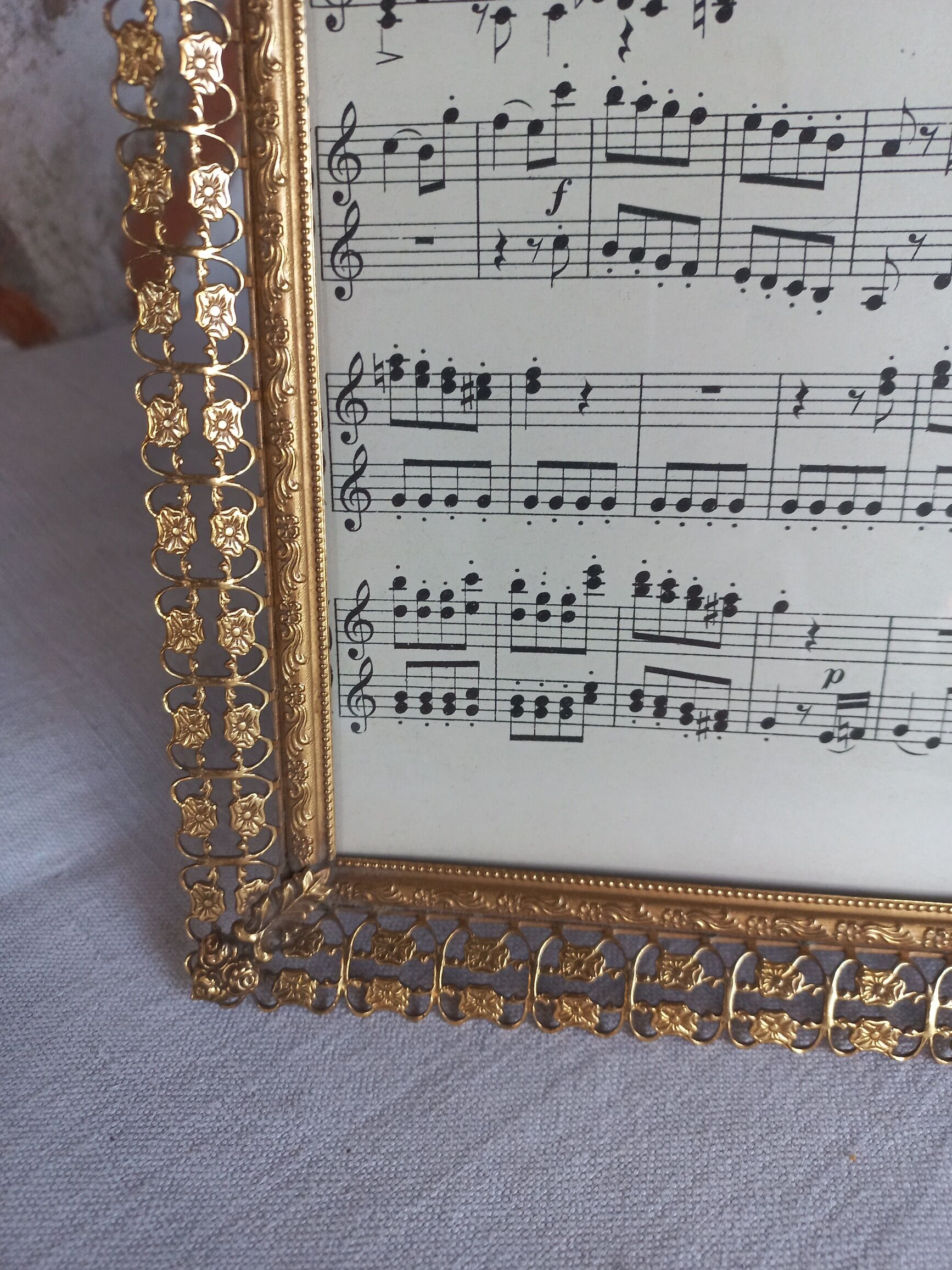 Chiseled gold pose photo frame