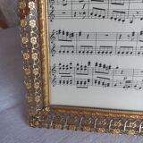 Chiseled gold pose photo frame