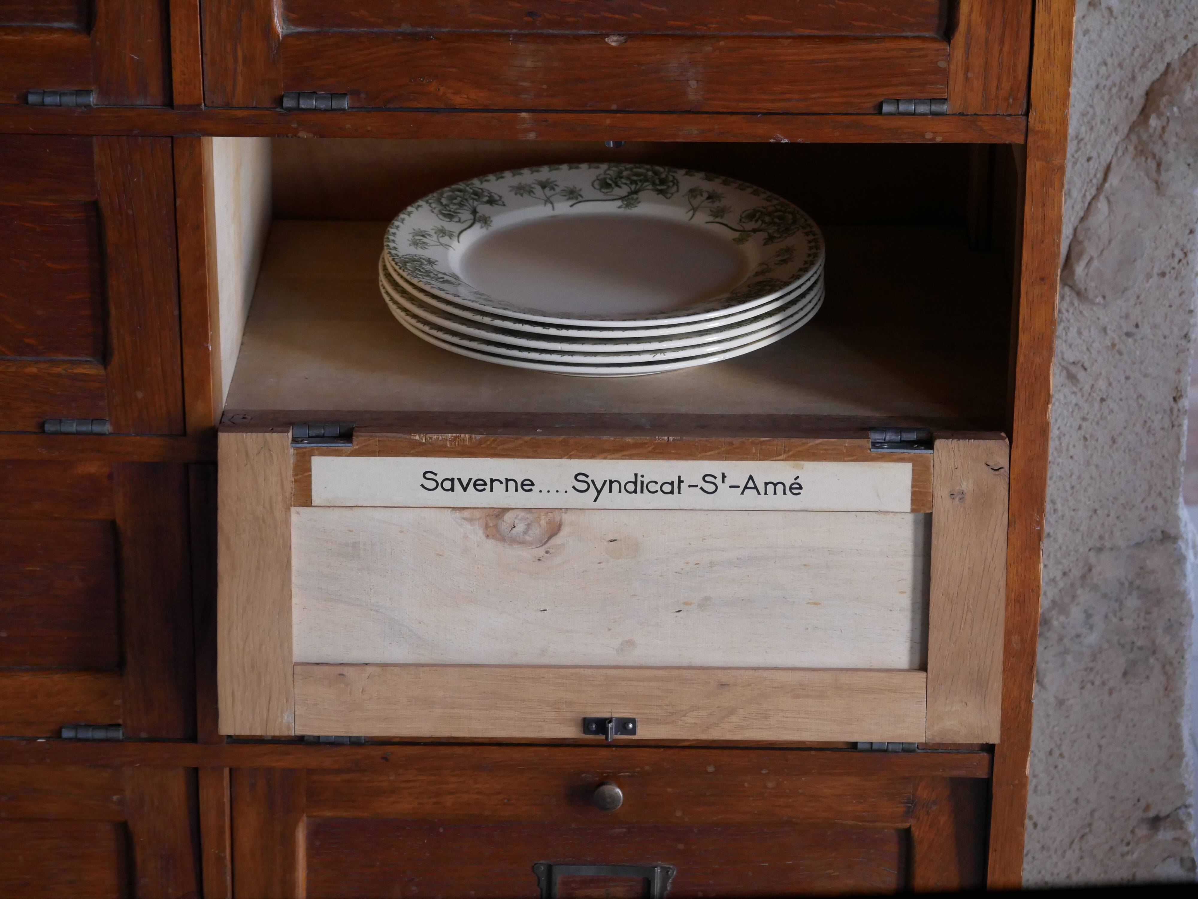 Notary's furniture with clamshells