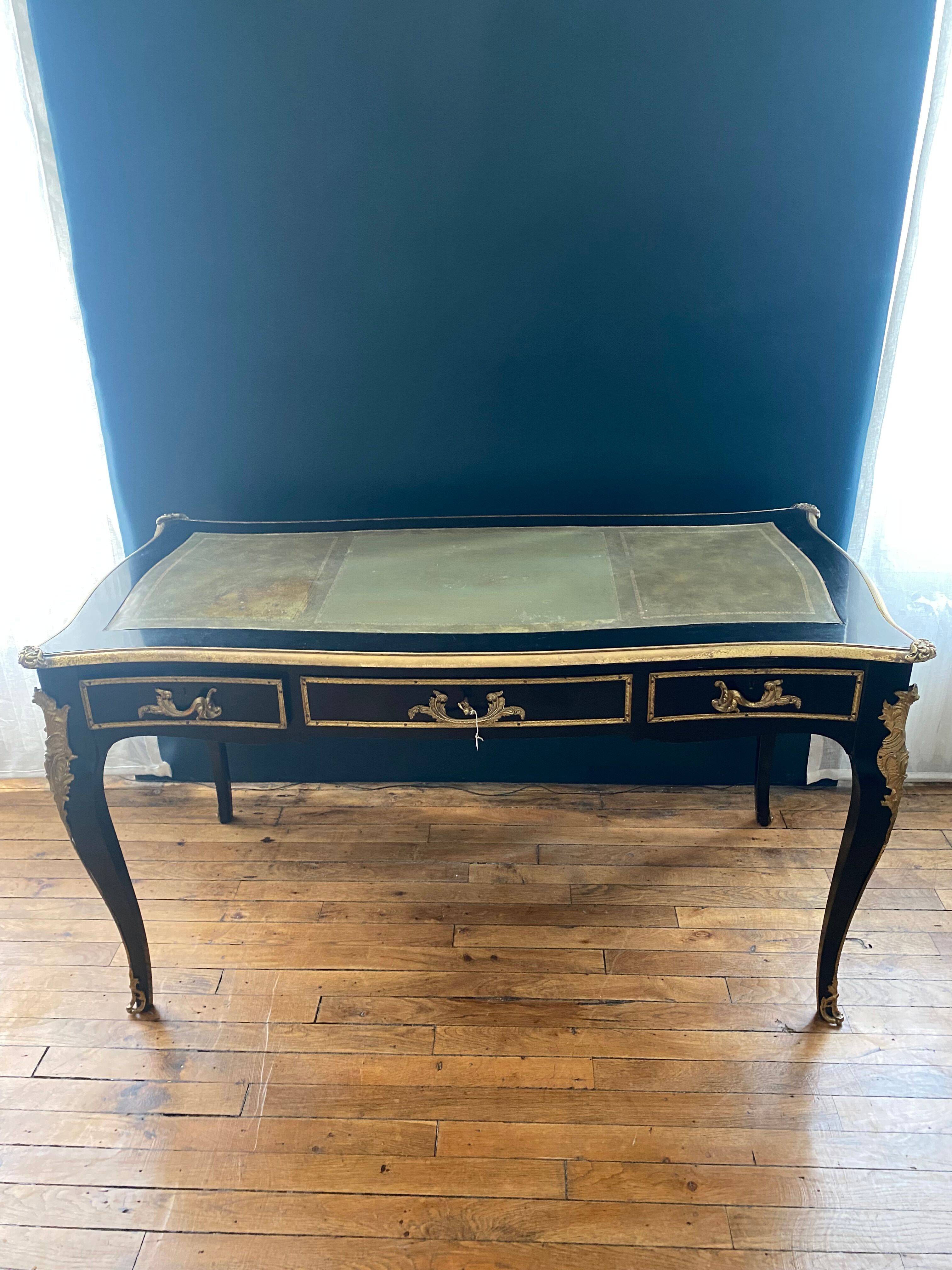 Bureau Louis XV  en bois noirci