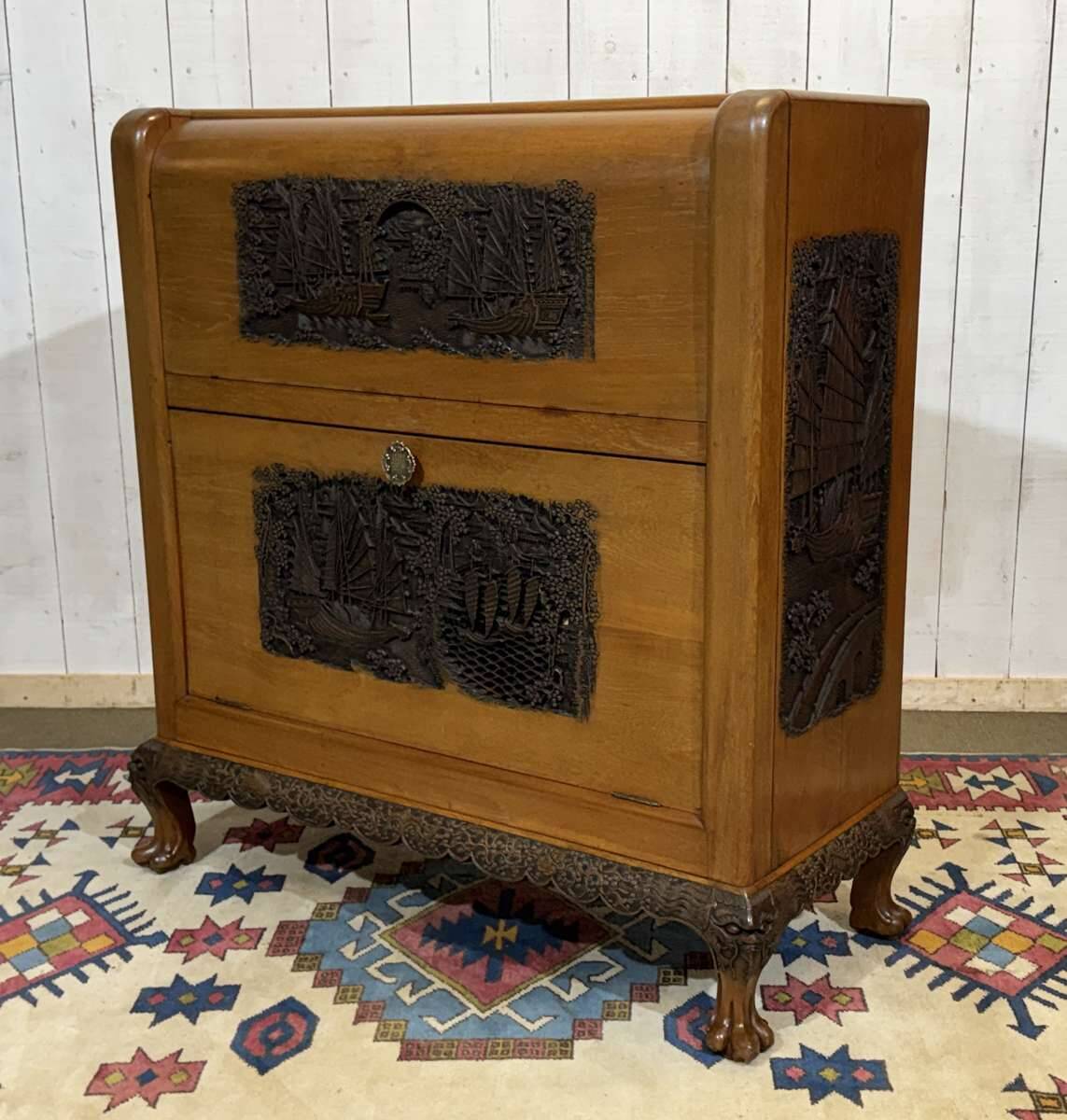 Chinese bar in richly carved teak, work from the 1980s.