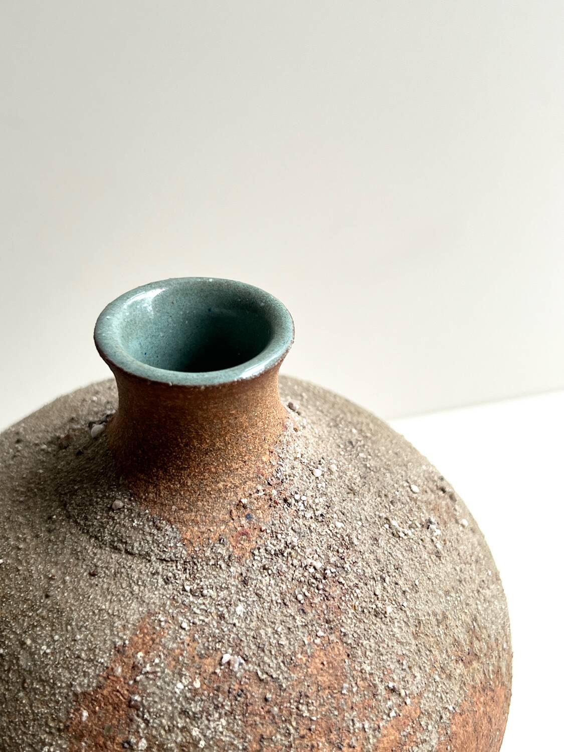 Vase sculptural en grès chamotté & émail bleu, la borne 1970