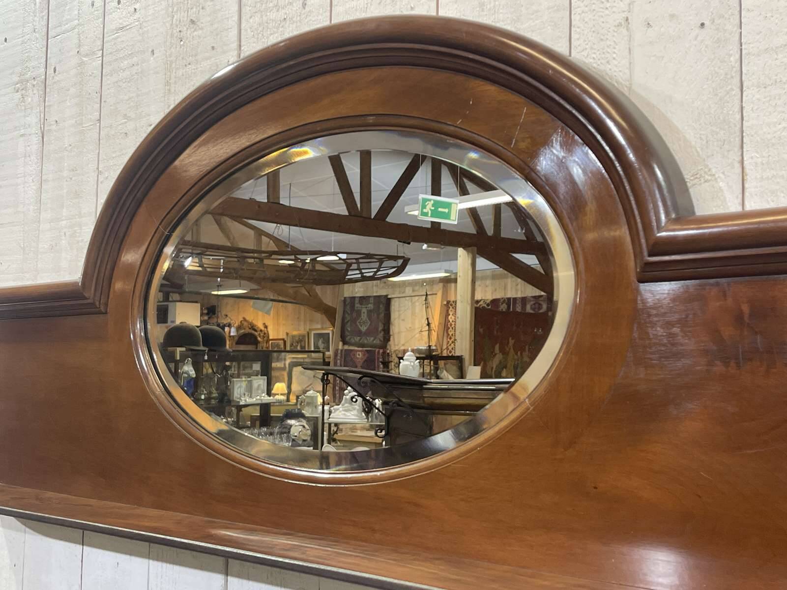English mahogany shelf with its bevelled mirror from the early 20th century.