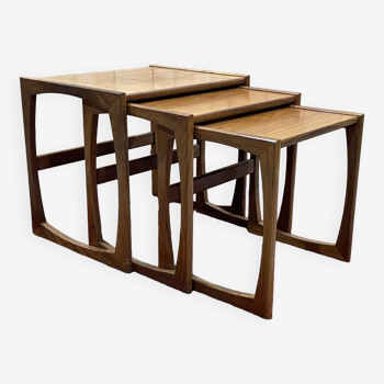 Suite de 3 tables gigognes en teck de la marque GPlan des années 1970