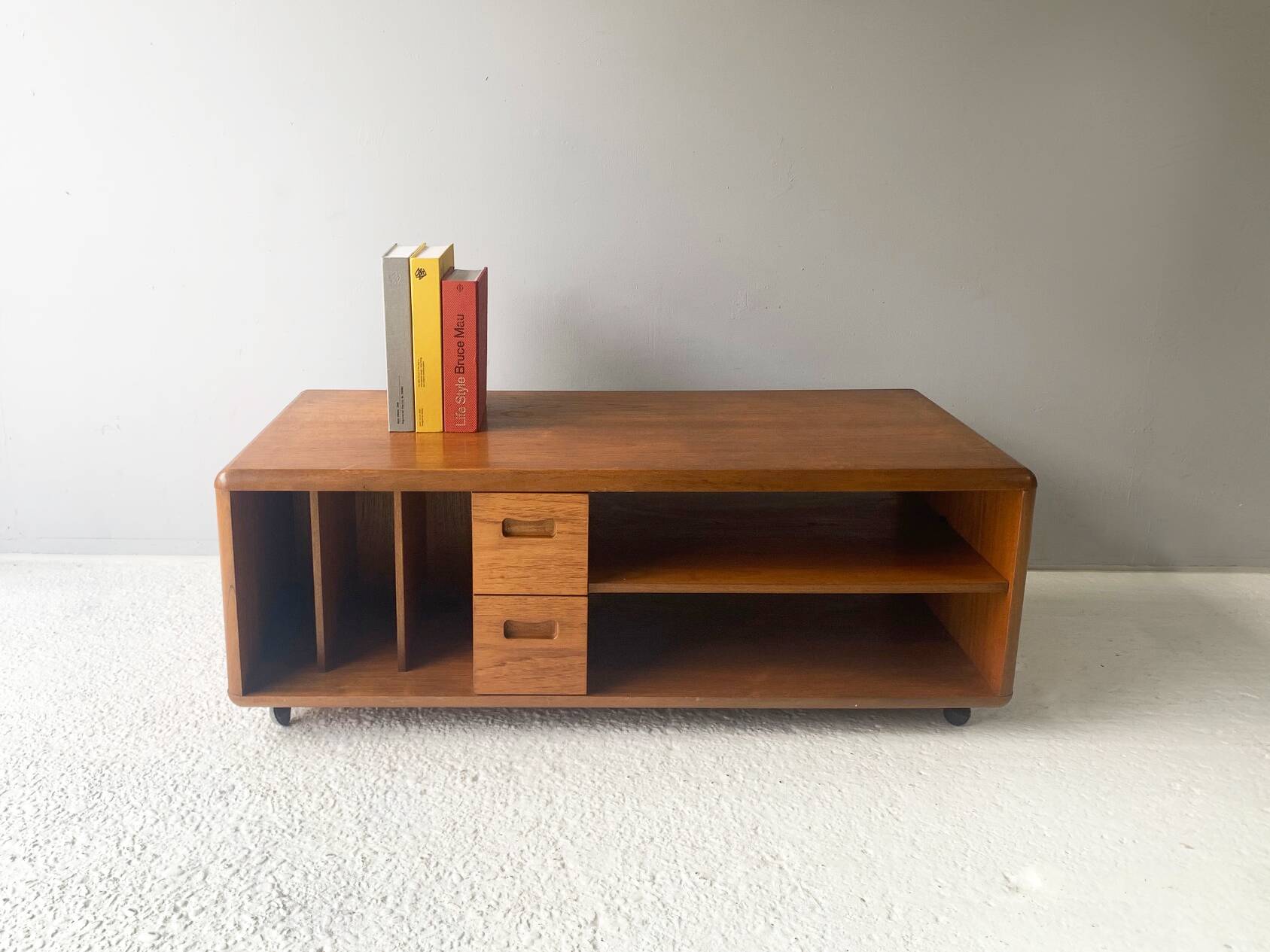 Support multimédia moderne du milieu du siècle des années 1960 / table basse par Meredrew