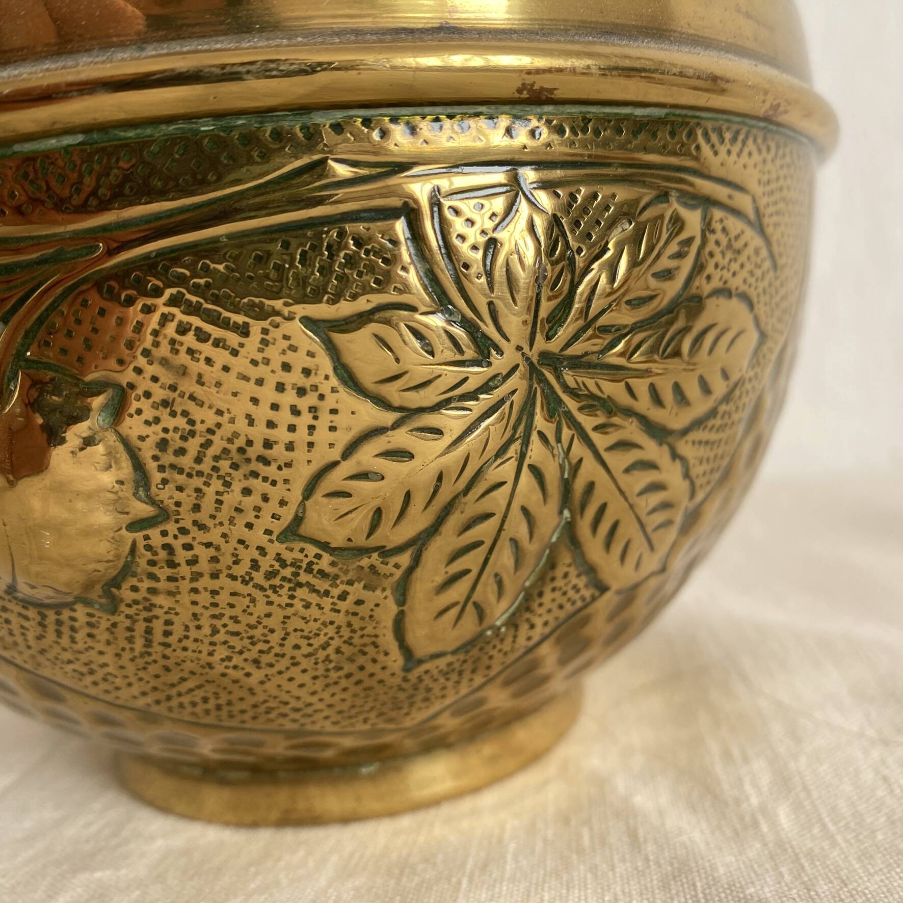 Brass cache pot Villedieu with chestnut decoration