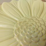 Dish in the shape of a daisy